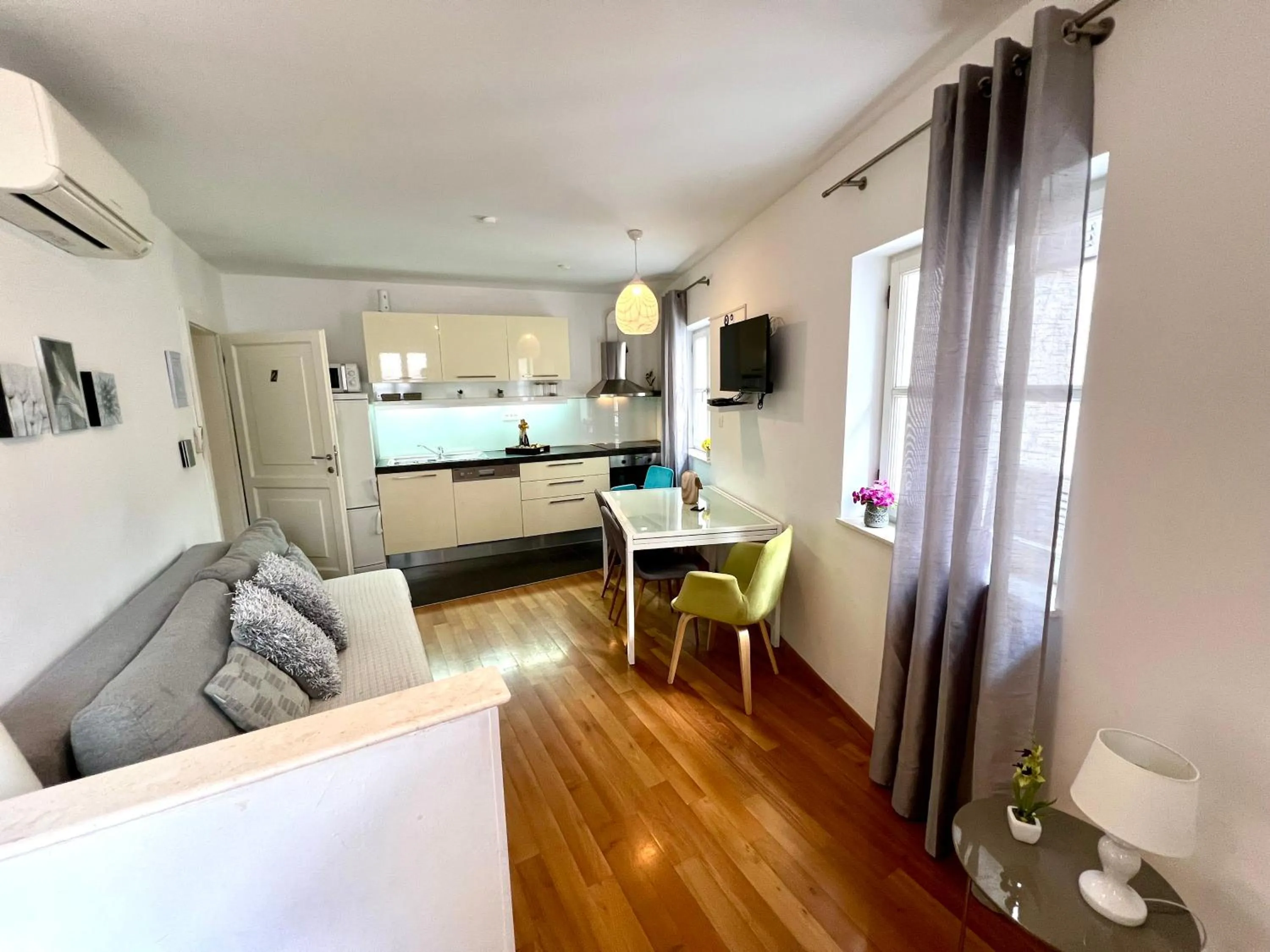 Kitchen or kitchenette, Bed in Villa Daky