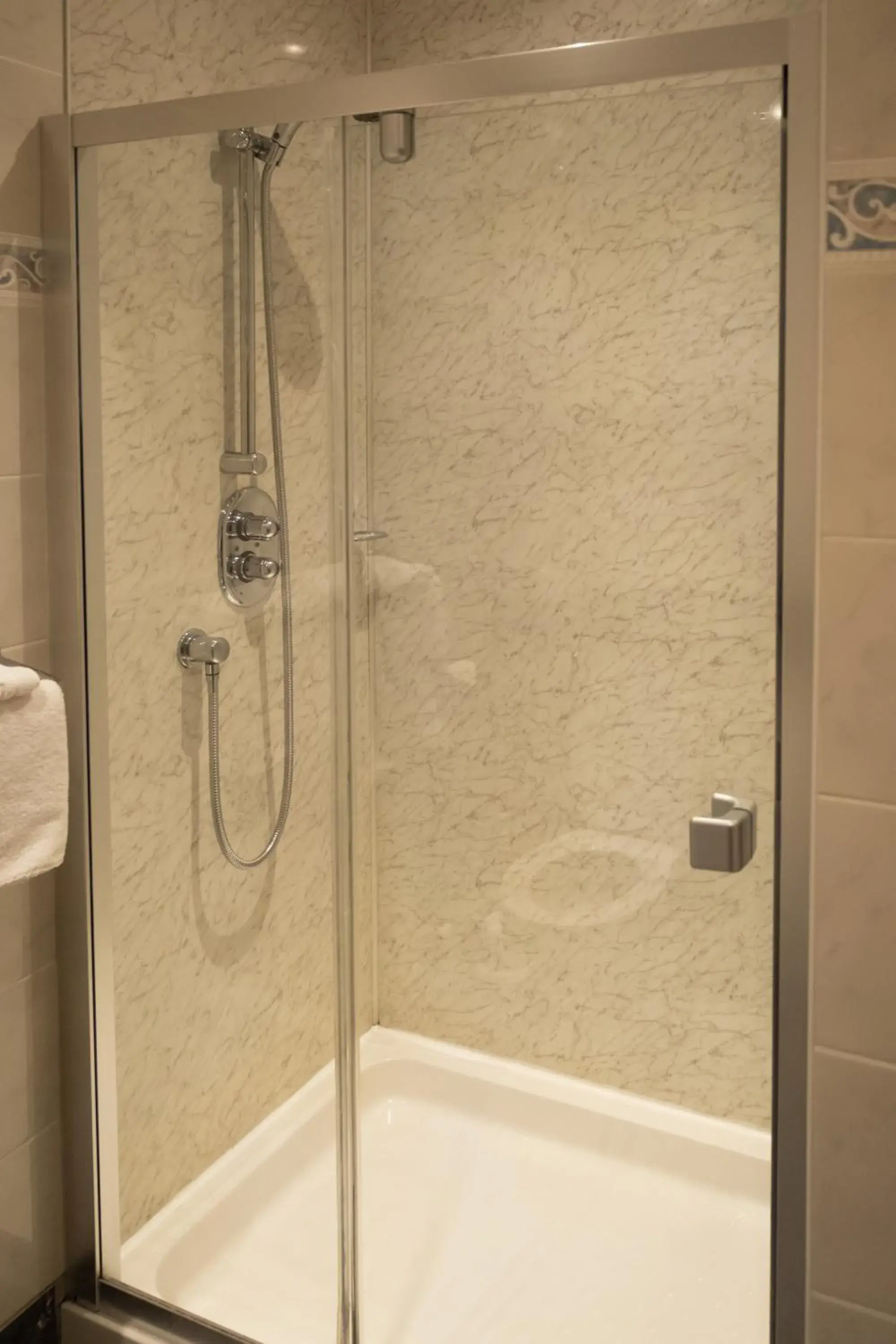 Single Room with Bathroom - single occupancy in Station Hotel Single Room with Bathroom - single occupancy in Station Hotel