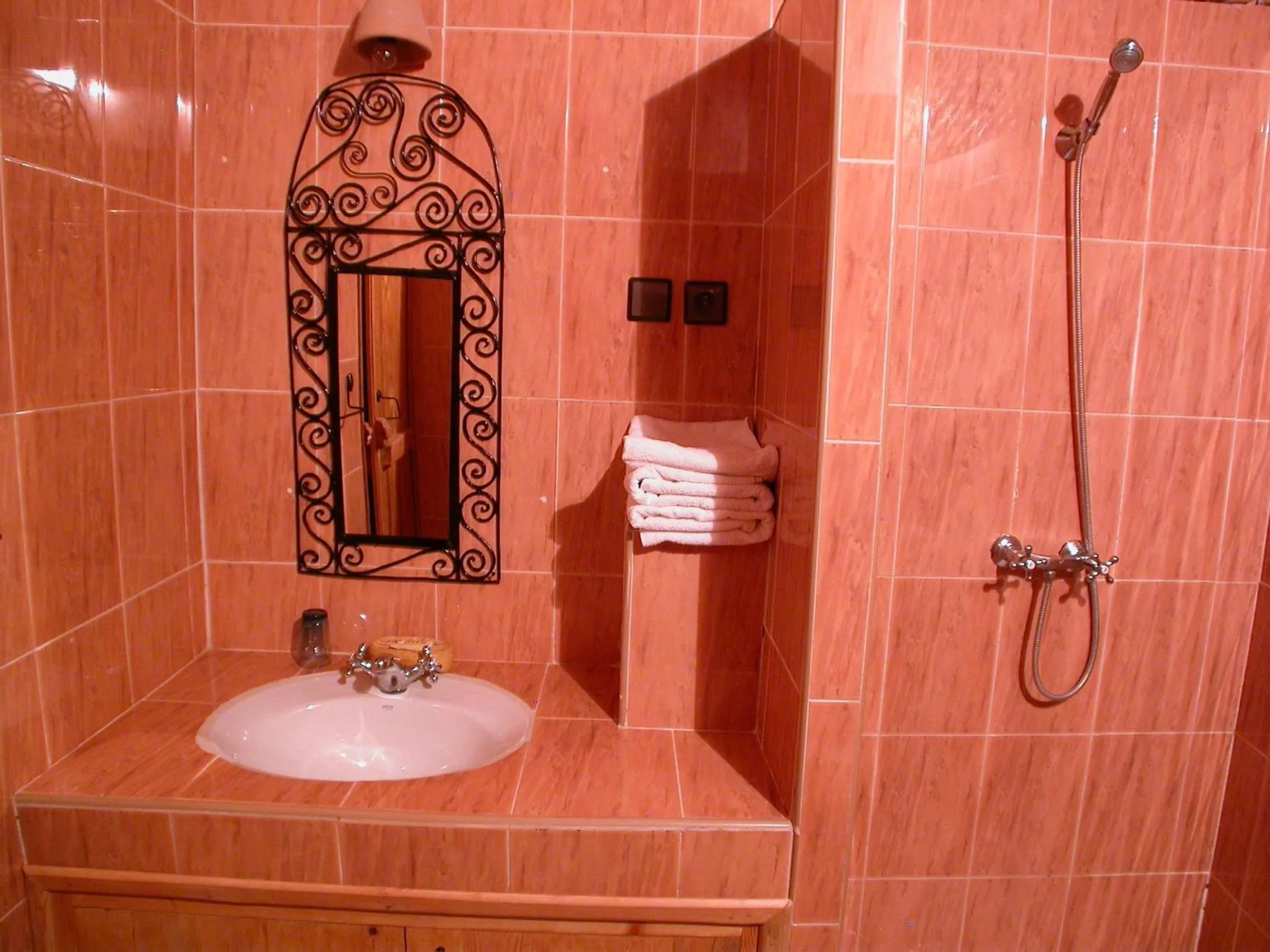 Shower in Gite Elkhorbat