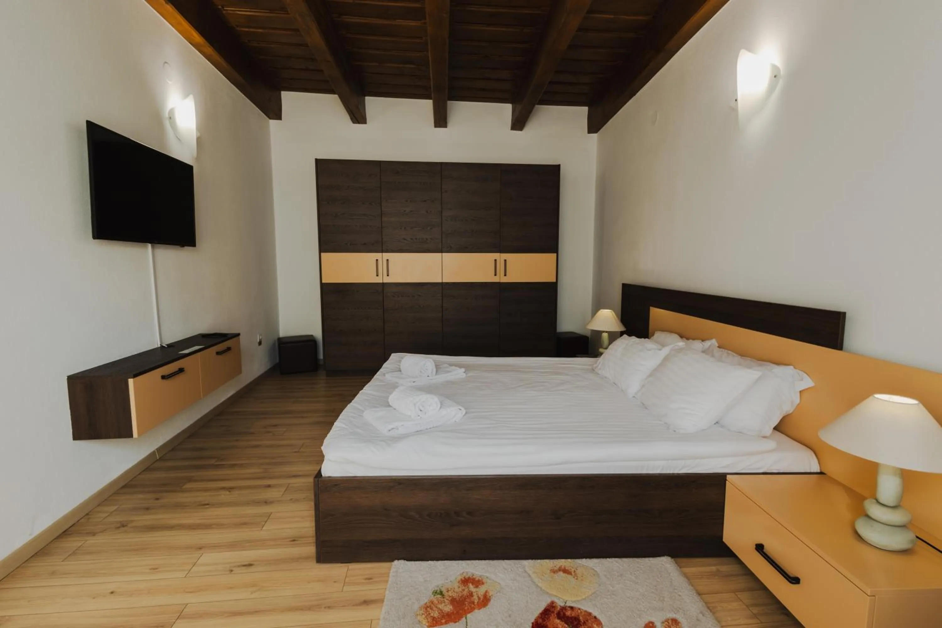 Communal lounge/ TV room, Bed in Casa Nicolae Luxury Suites