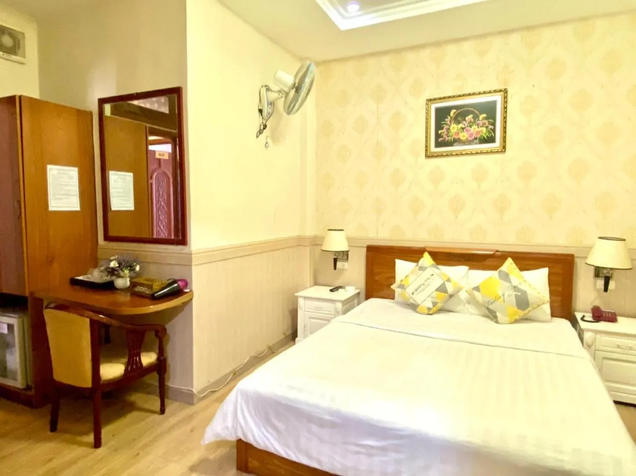 Shower, Bed in Nhu Y Hotel