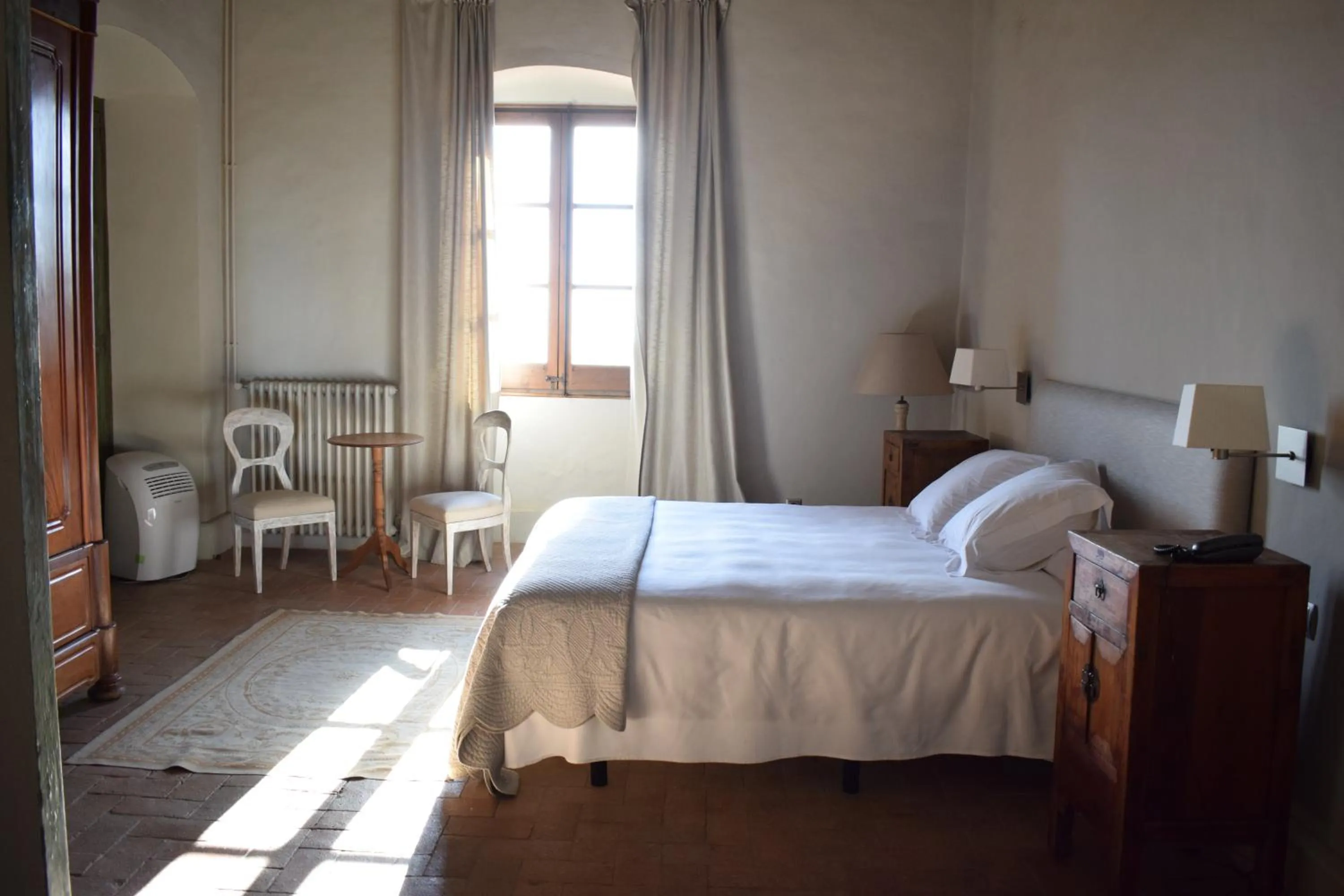 Photo of the whole room, Bed in Can Mora de Dalt
