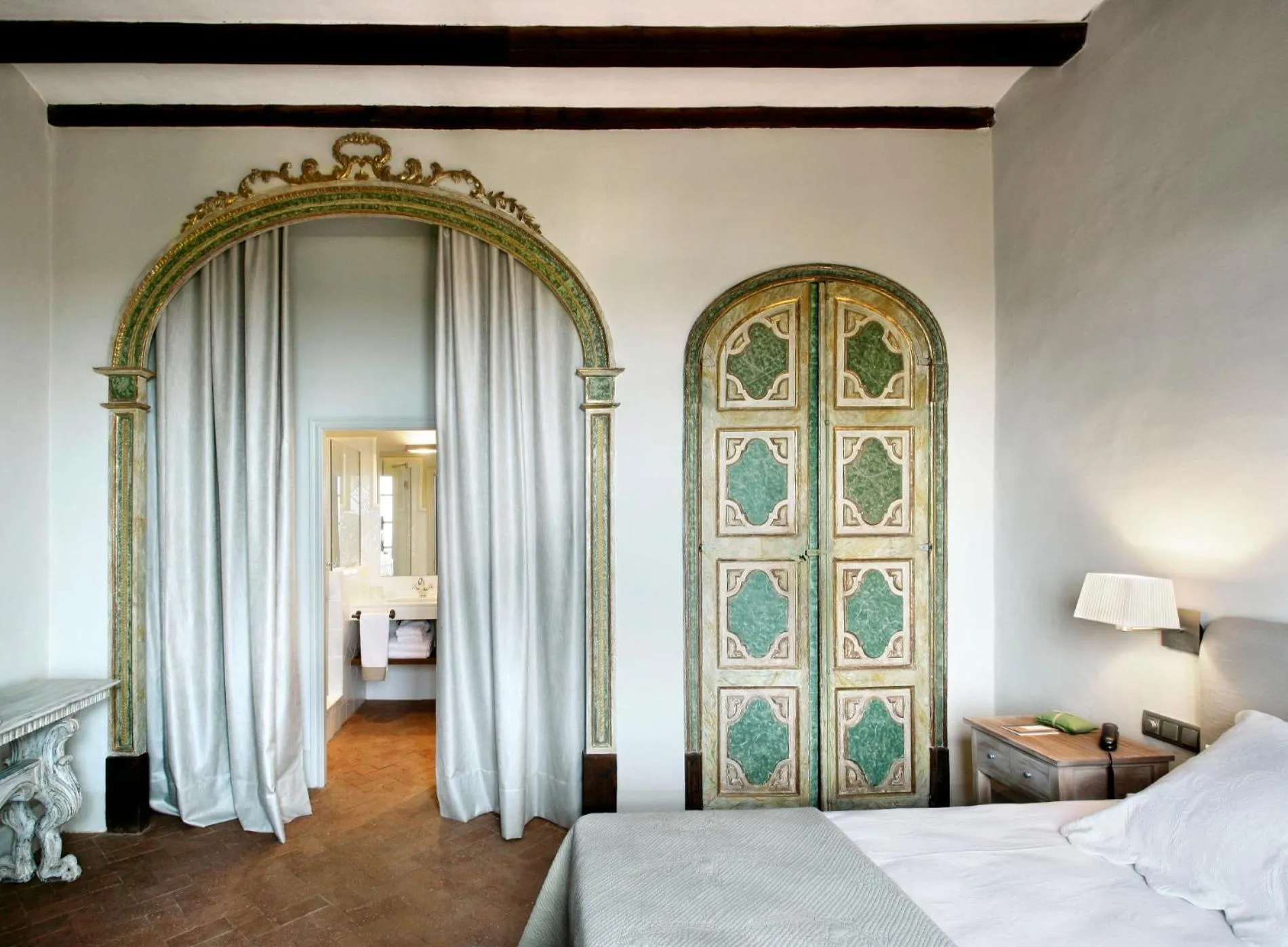 Photo of the whole room, Bed in Can Mora de Dalt