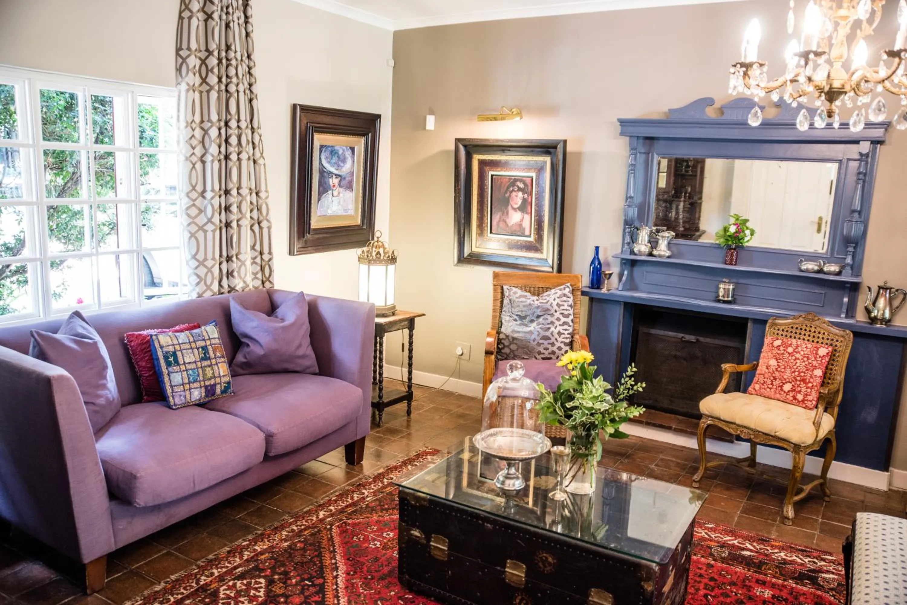 Communal lounge/ TV room in 5th Avenue Gooseberry Guest House