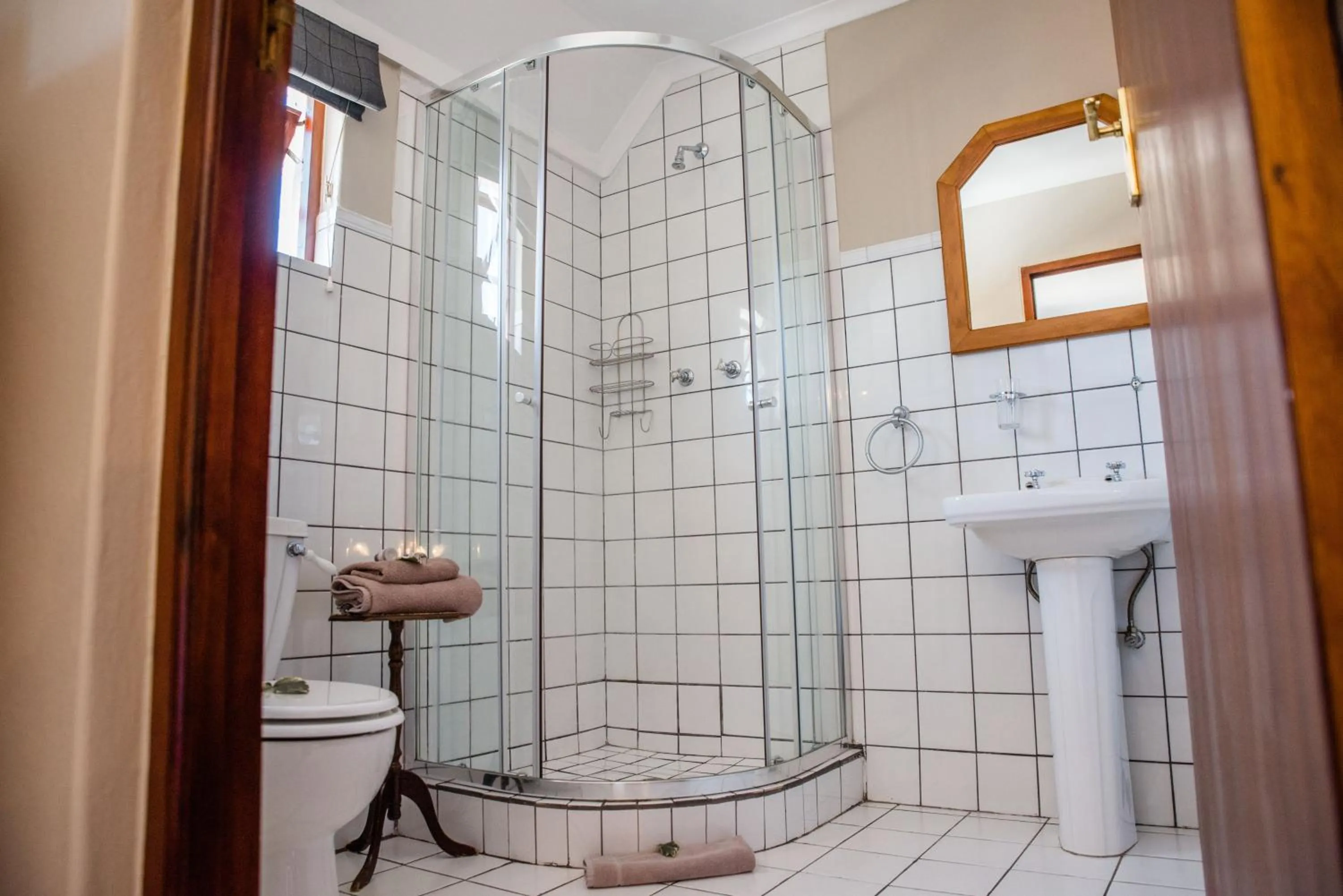 Shower in 5th Avenue Gooseberry Guest House