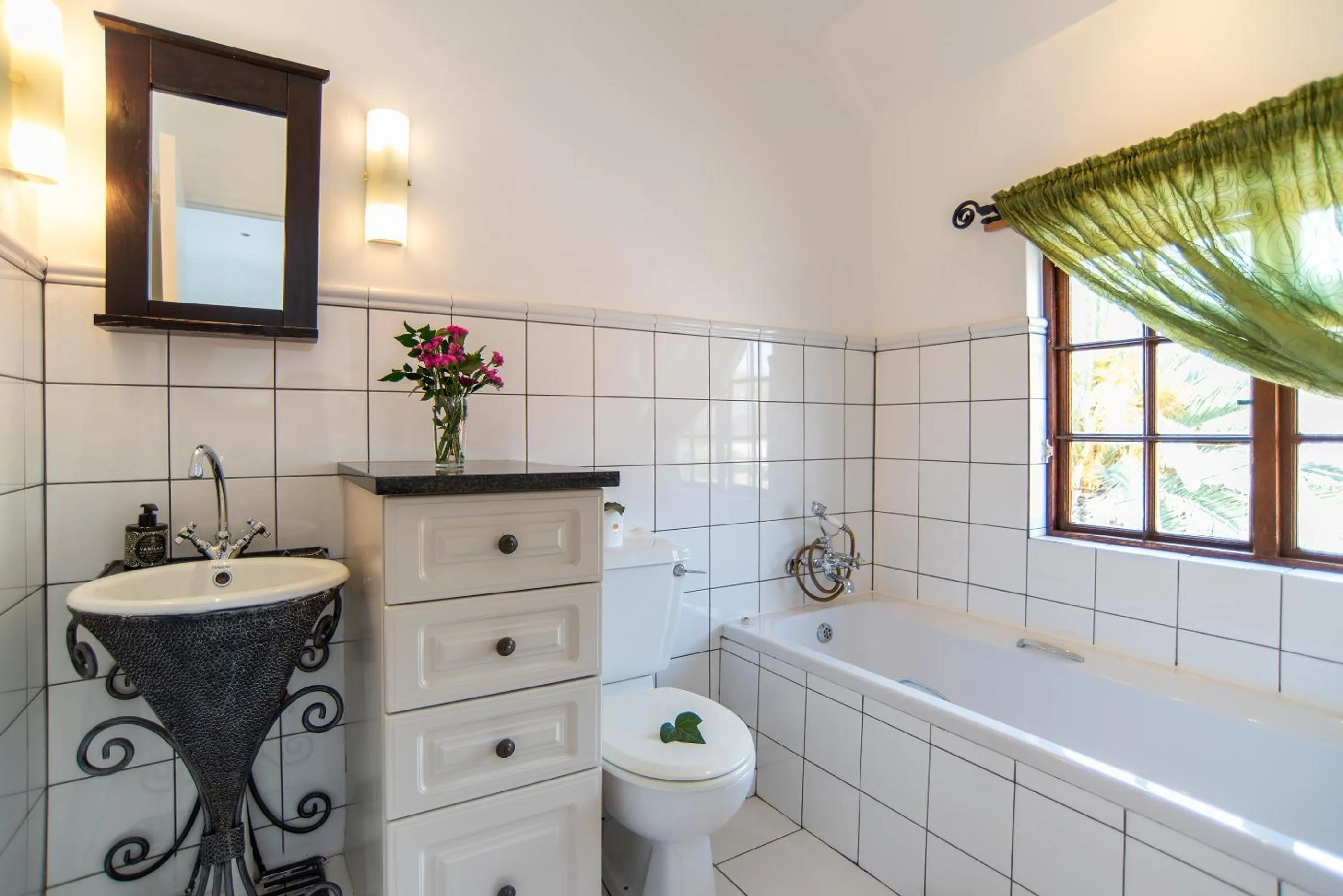 Bathroom in 5th Avenue Gooseberry Guest House