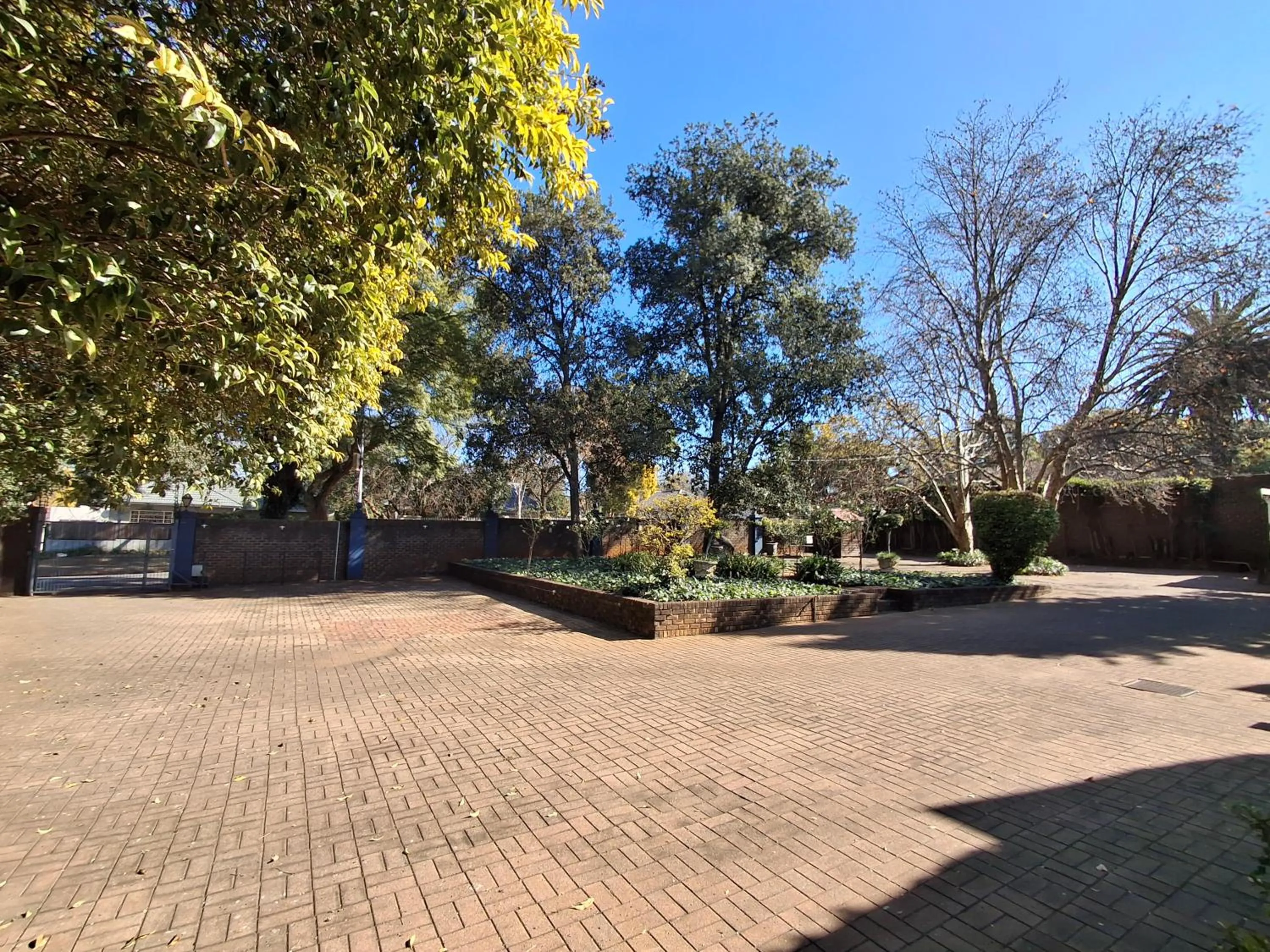 Parking in 5th Avenue Gooseberry Guest House