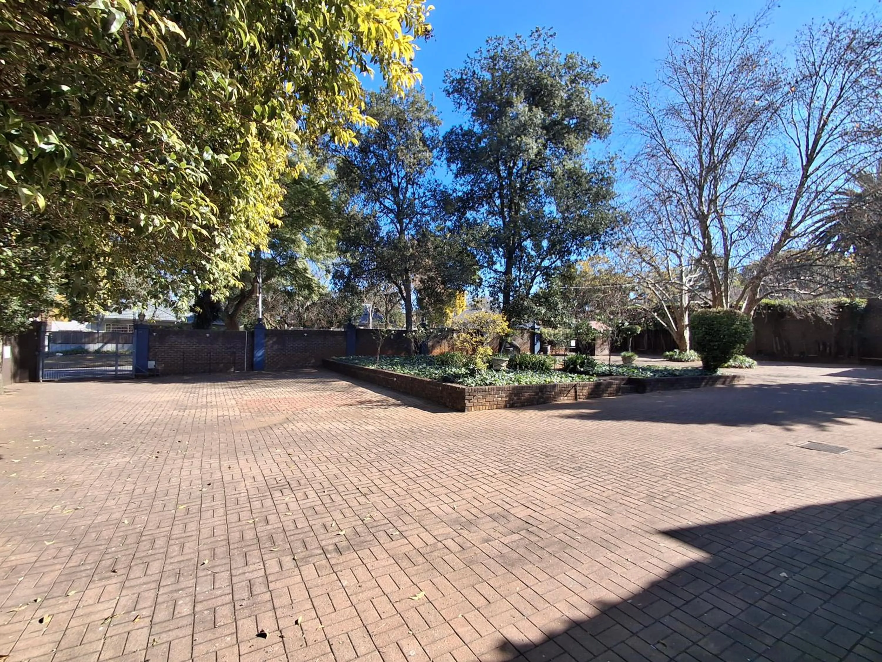 Parking in 5th Avenue Gooseberry Guest House