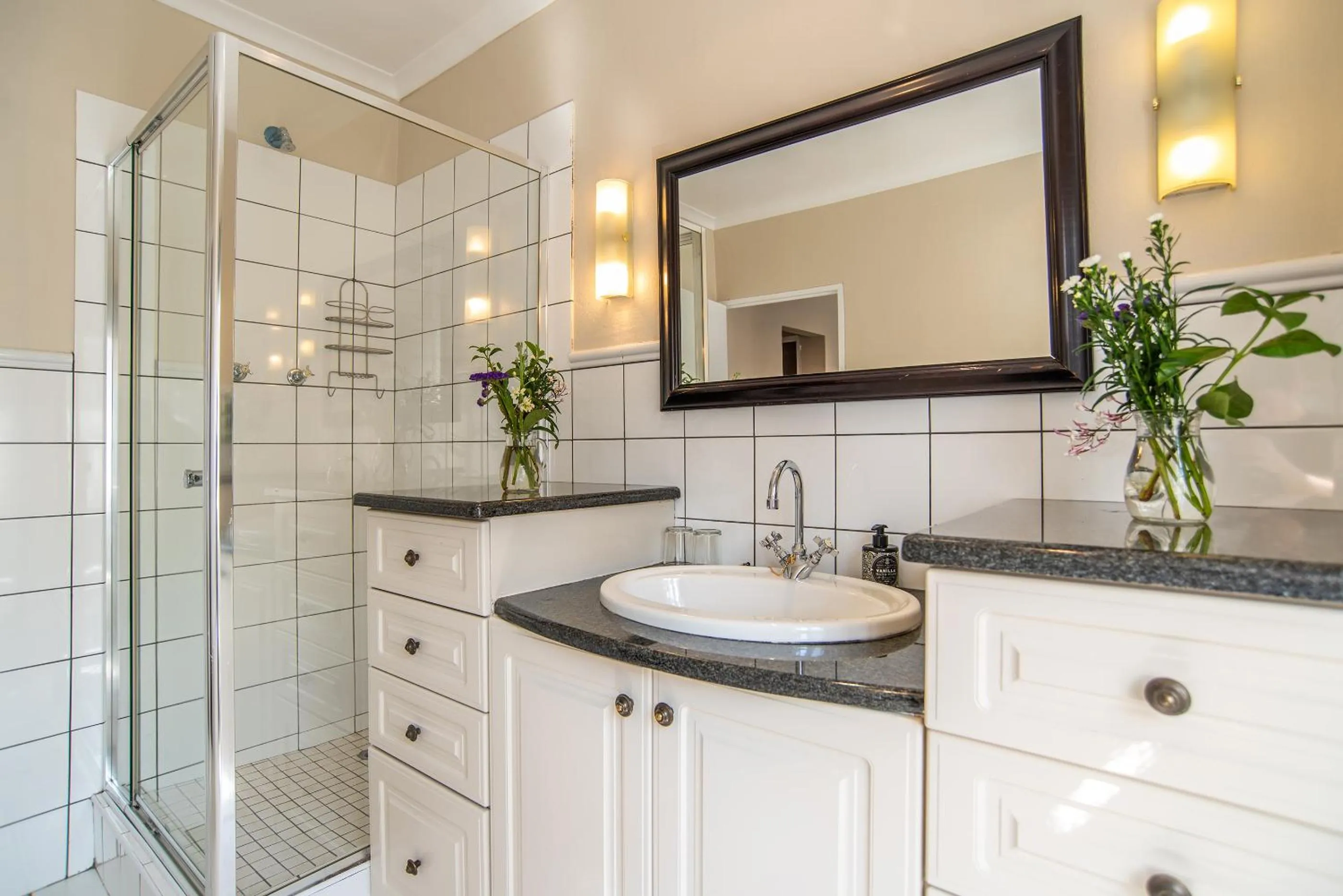 Shower in 5th Avenue Gooseberry Guest House