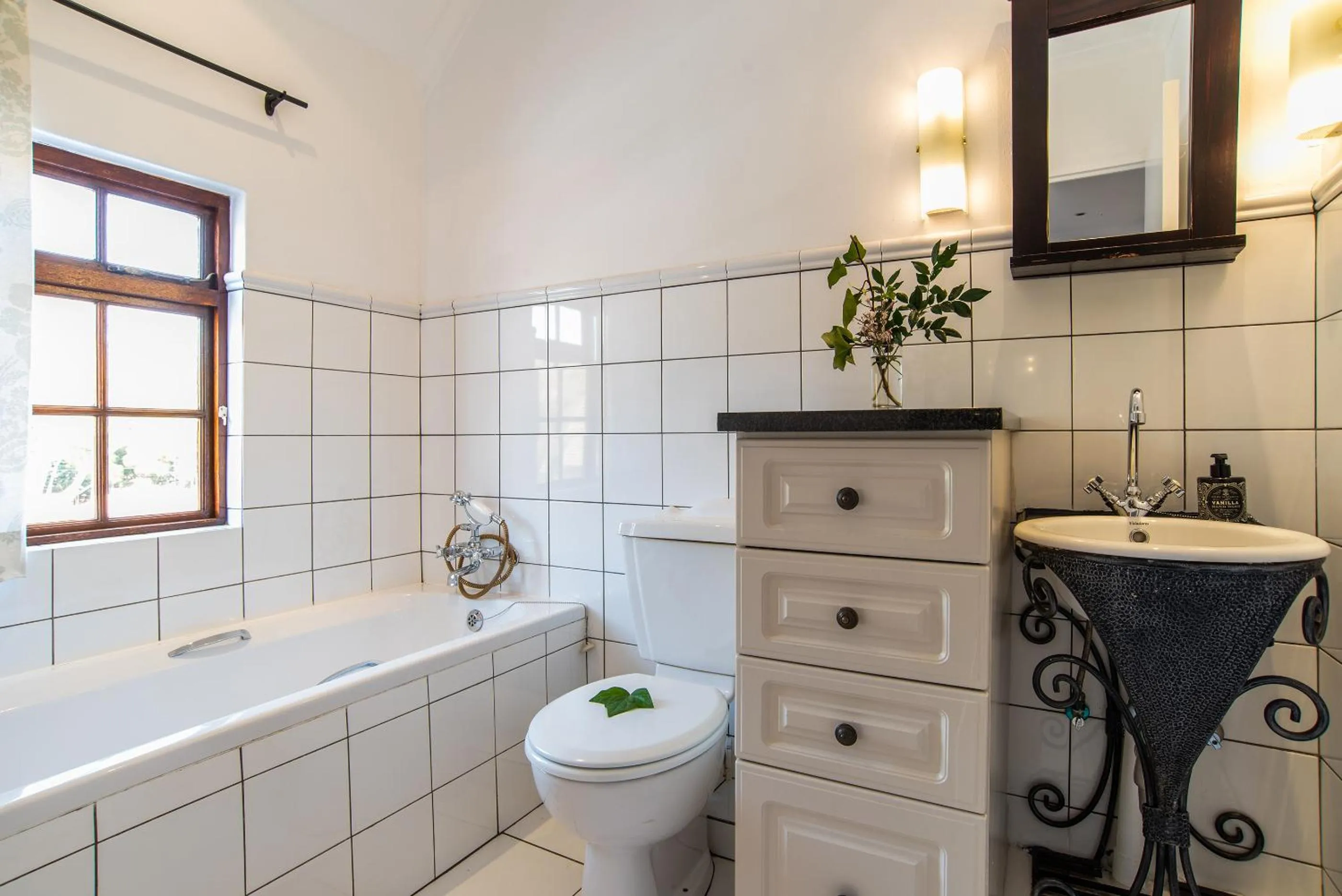 Toilet in 5th Avenue Gooseberry Guest House