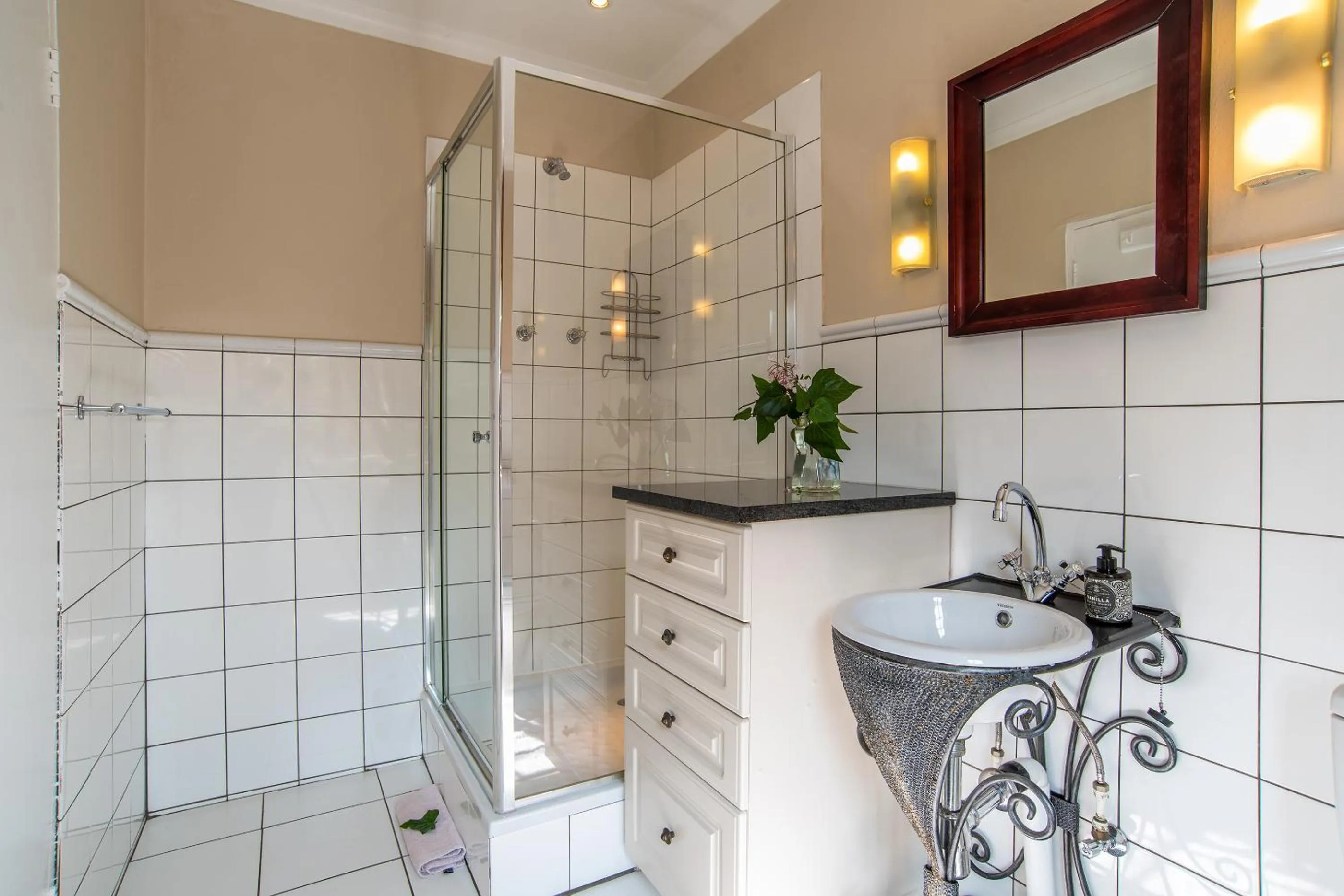 Shower in 5th Avenue Gooseberry Guest House