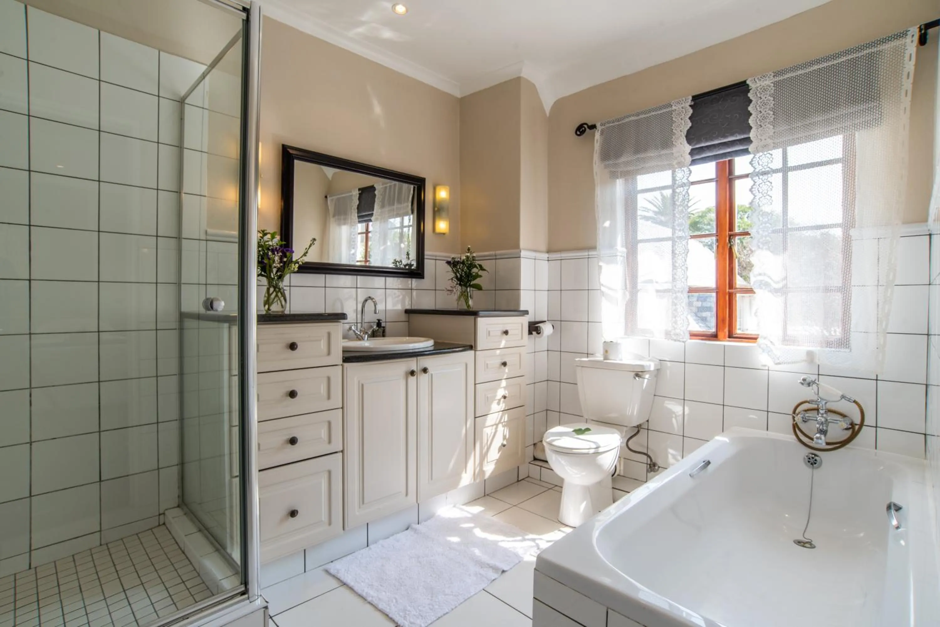 Shower in 5th Avenue Gooseberry Guest House