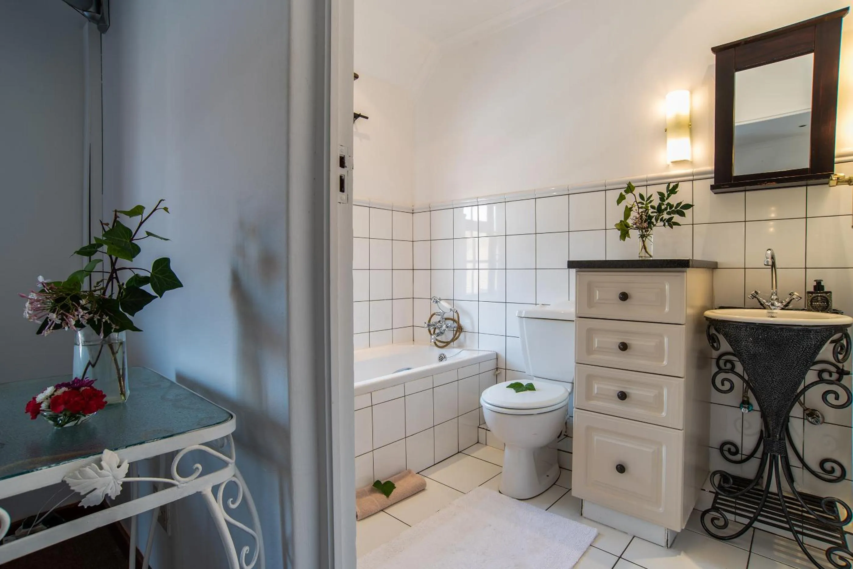 Toilet in 5th Avenue Gooseberry Guest House