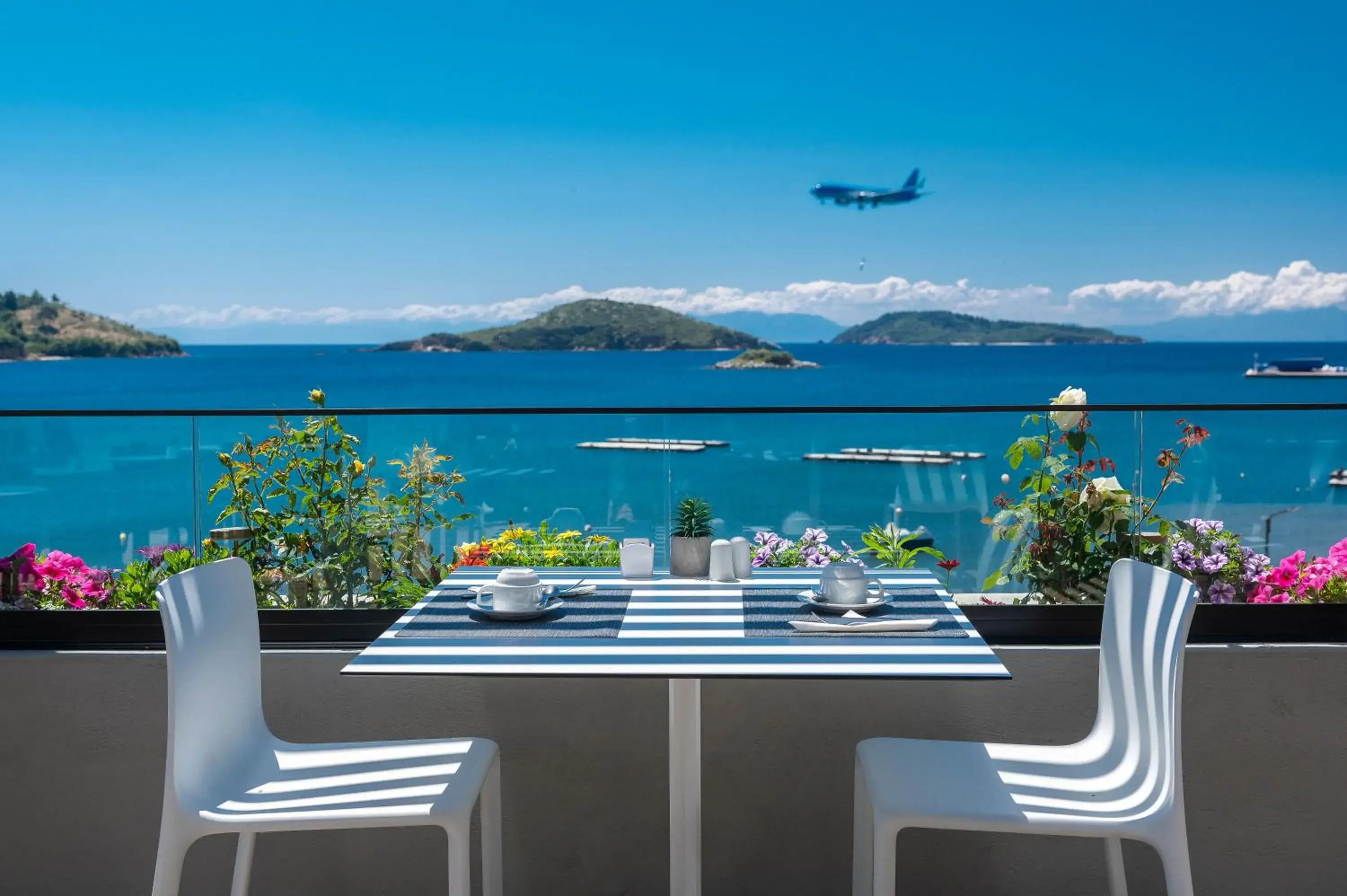 Lounge or bar in Alkyon Lounge or bar in Alkyon