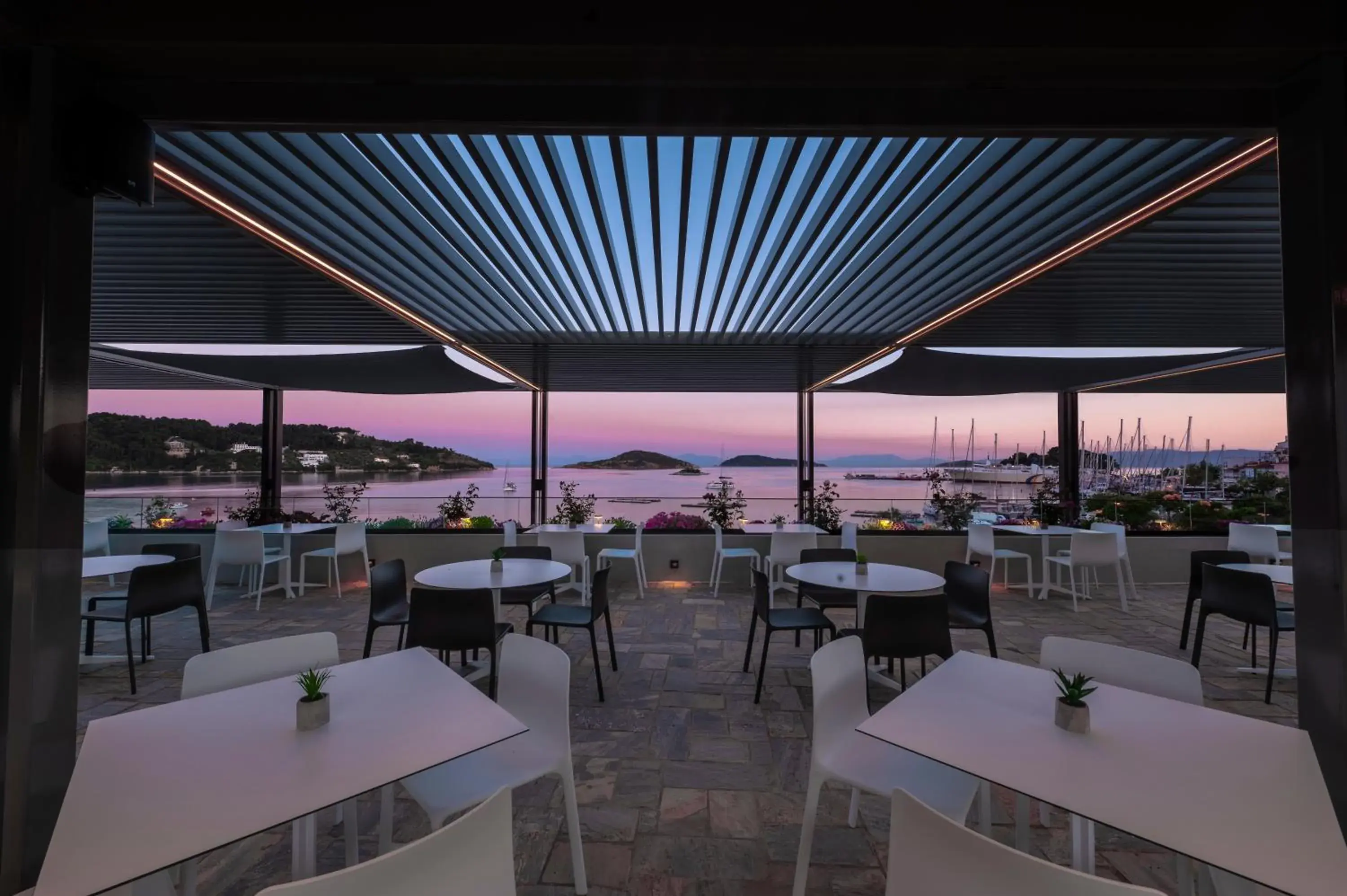 Lounge or bar in Alkyon Lounge or bar in Alkyon