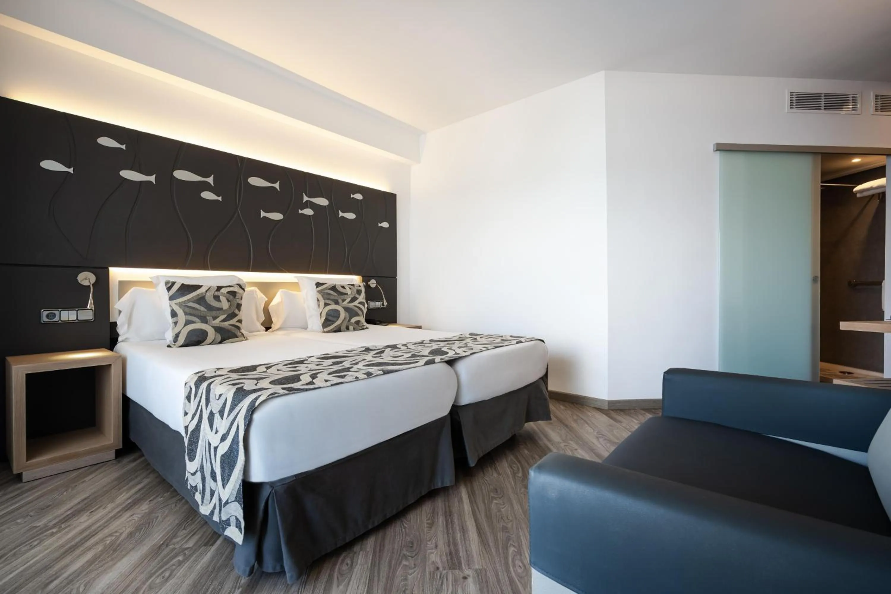 Photo of the whole room, Bed in Hotel THB Gran Bahía