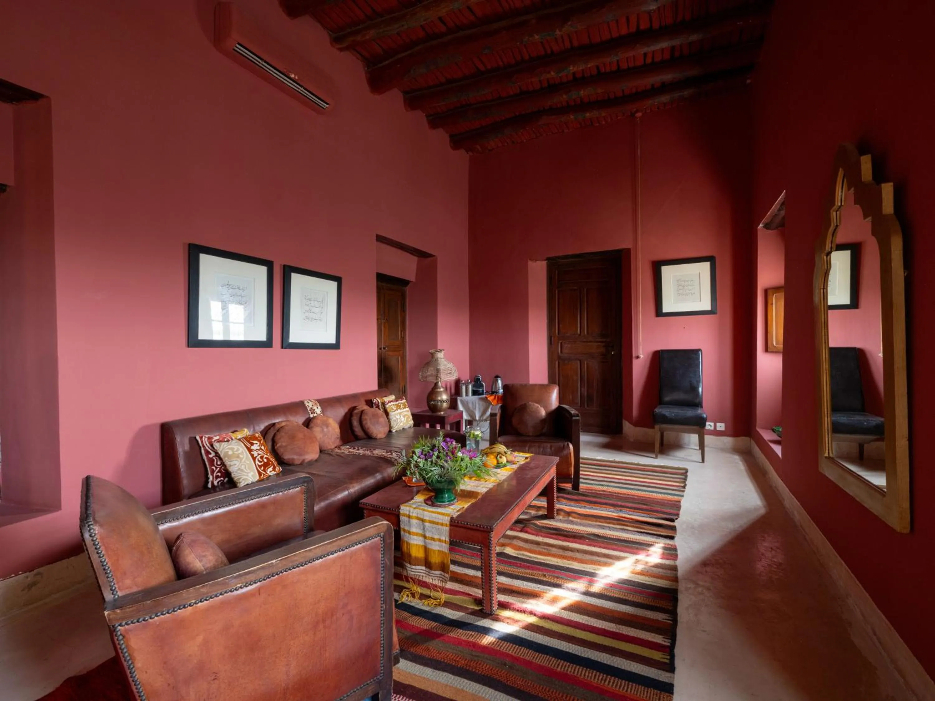 TV and multimedia in Kasbah Agafay Hotel & Spa