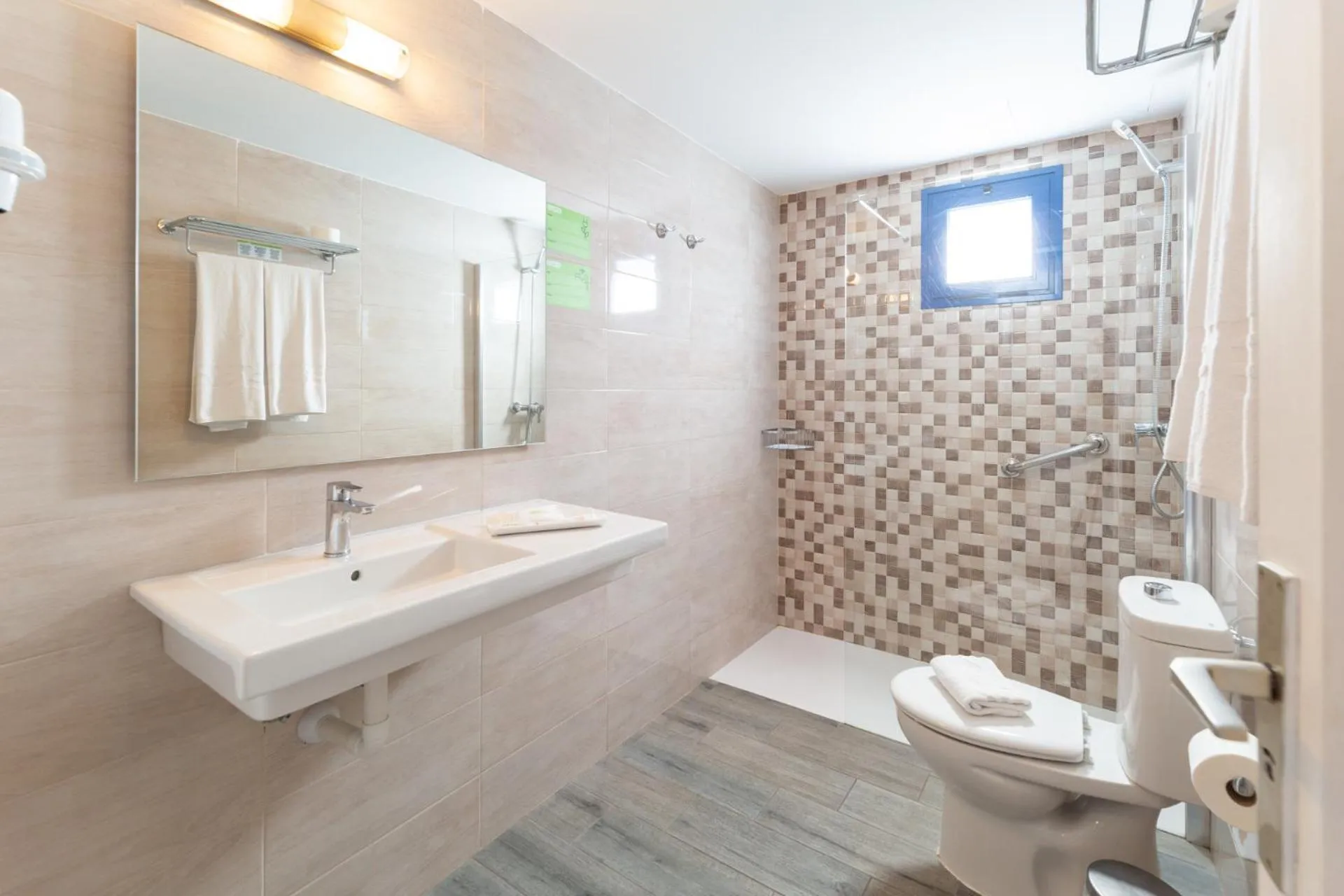 Shower in Ereza Apartamentos Los Hibiscos - Adults Only