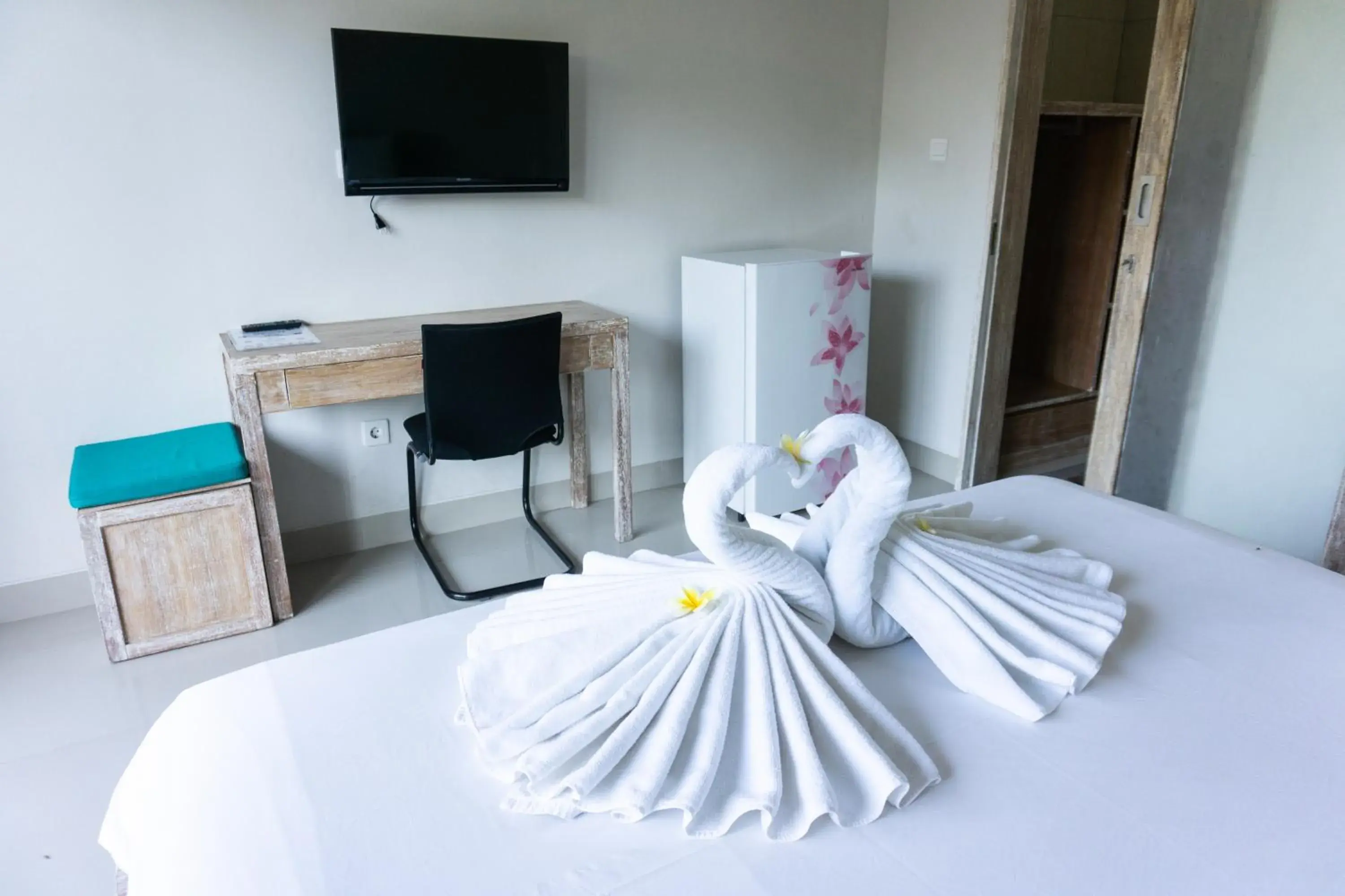 Communal lounge/ TV room, Bed in Matra Co Working & Co Living Communal lounge/ TV room, Bed in Matra Co Working & Co Living