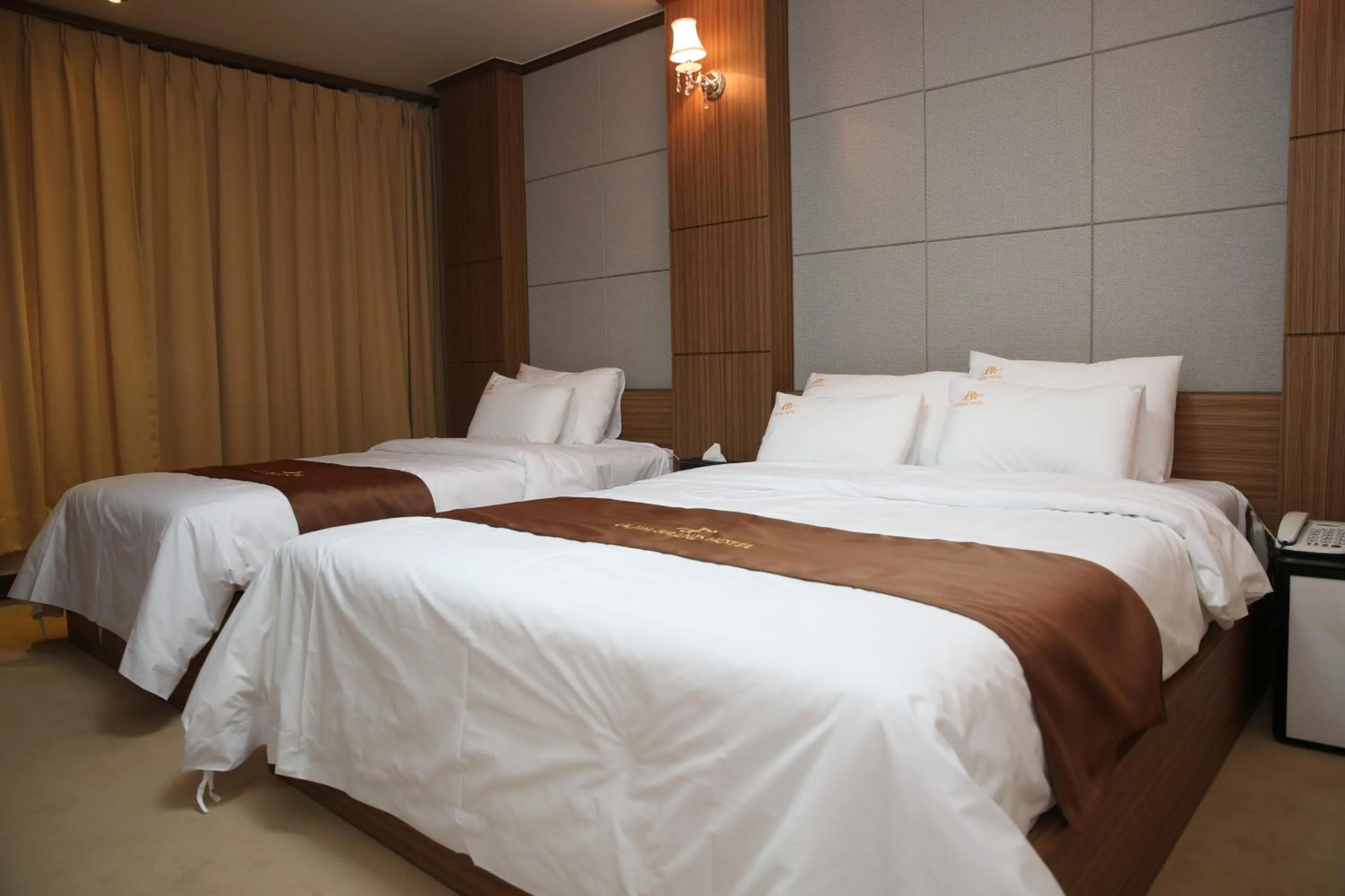 Property building, Bed in Uljin Grand Hotel