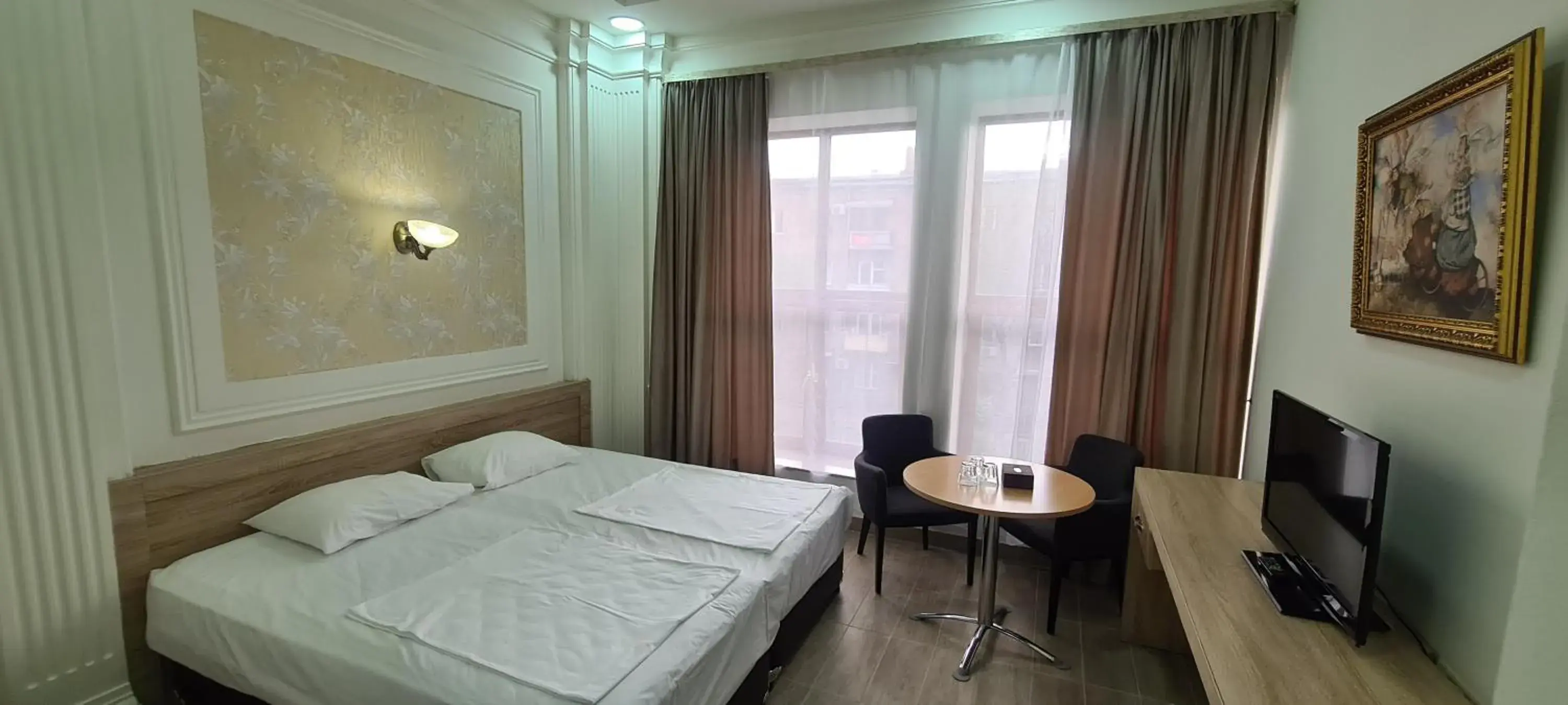 Photo of the whole room, Bed in Yerevan Deluxe Hotel Photo of the whole room, Bed in Yerevan Deluxe Hotel