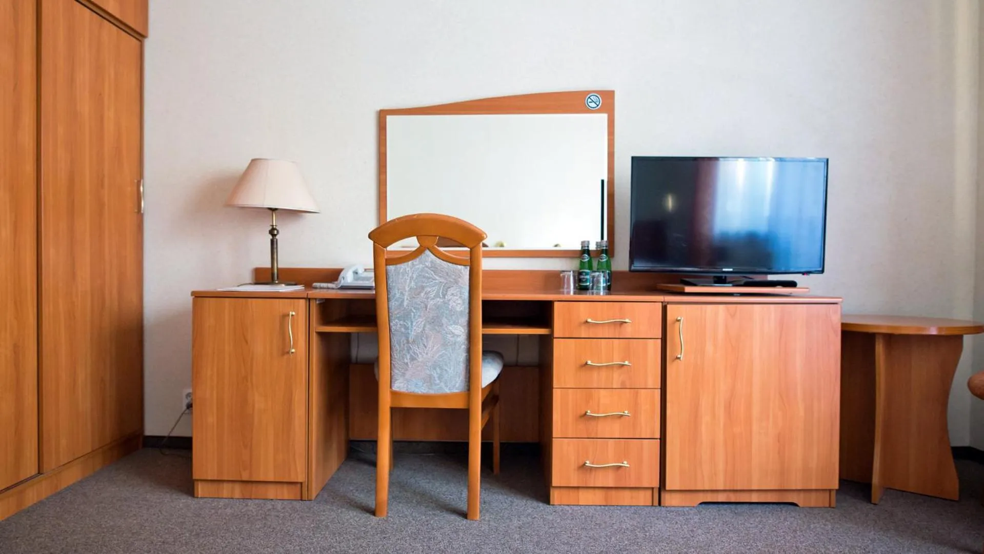 Communal lounge/ TV room in Hotel Kama Park