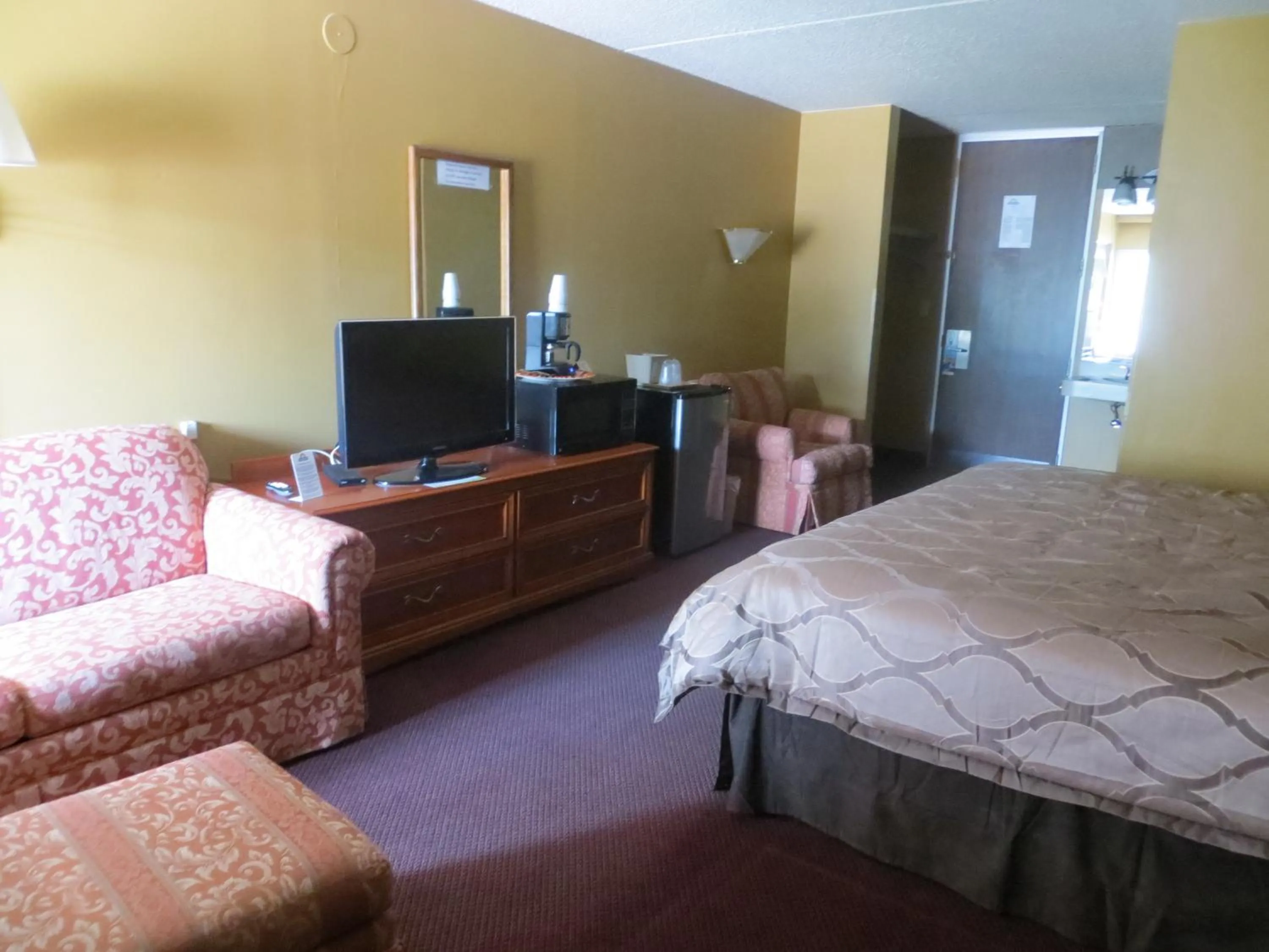 TV and multimedia, Bed in Days Inn by Wyndham Colorado Springs/Garden of the Gods