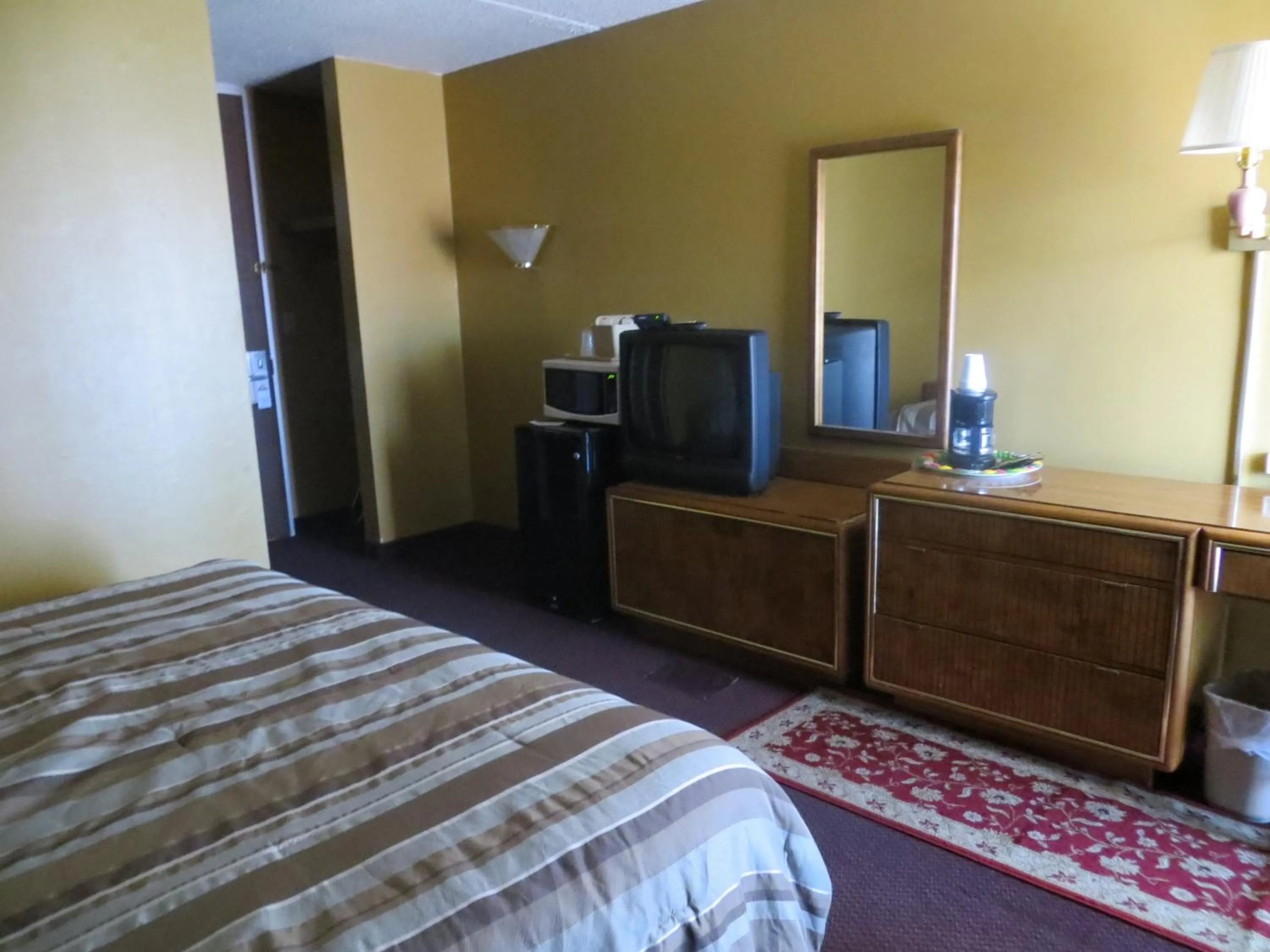 TV and multimedia, Bed in Days Inn by Wyndham Colorado Springs/Garden of the Gods