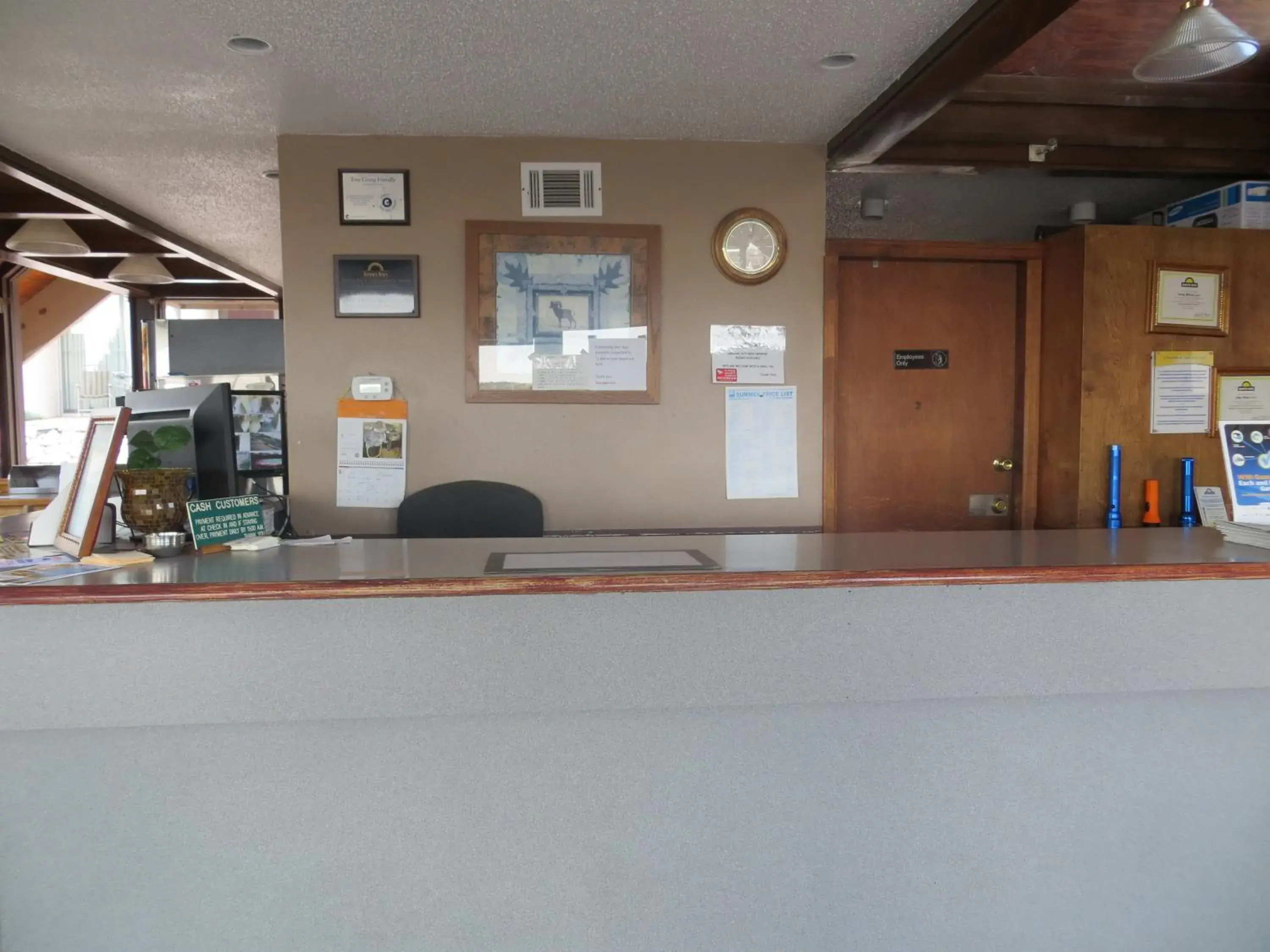 Lobby or reception in Days Inn by Wyndham Colorado Springs/Garden of the Gods Lobby or reception in Days Inn by Wyndham Colorado Springs/Garden of the Gods