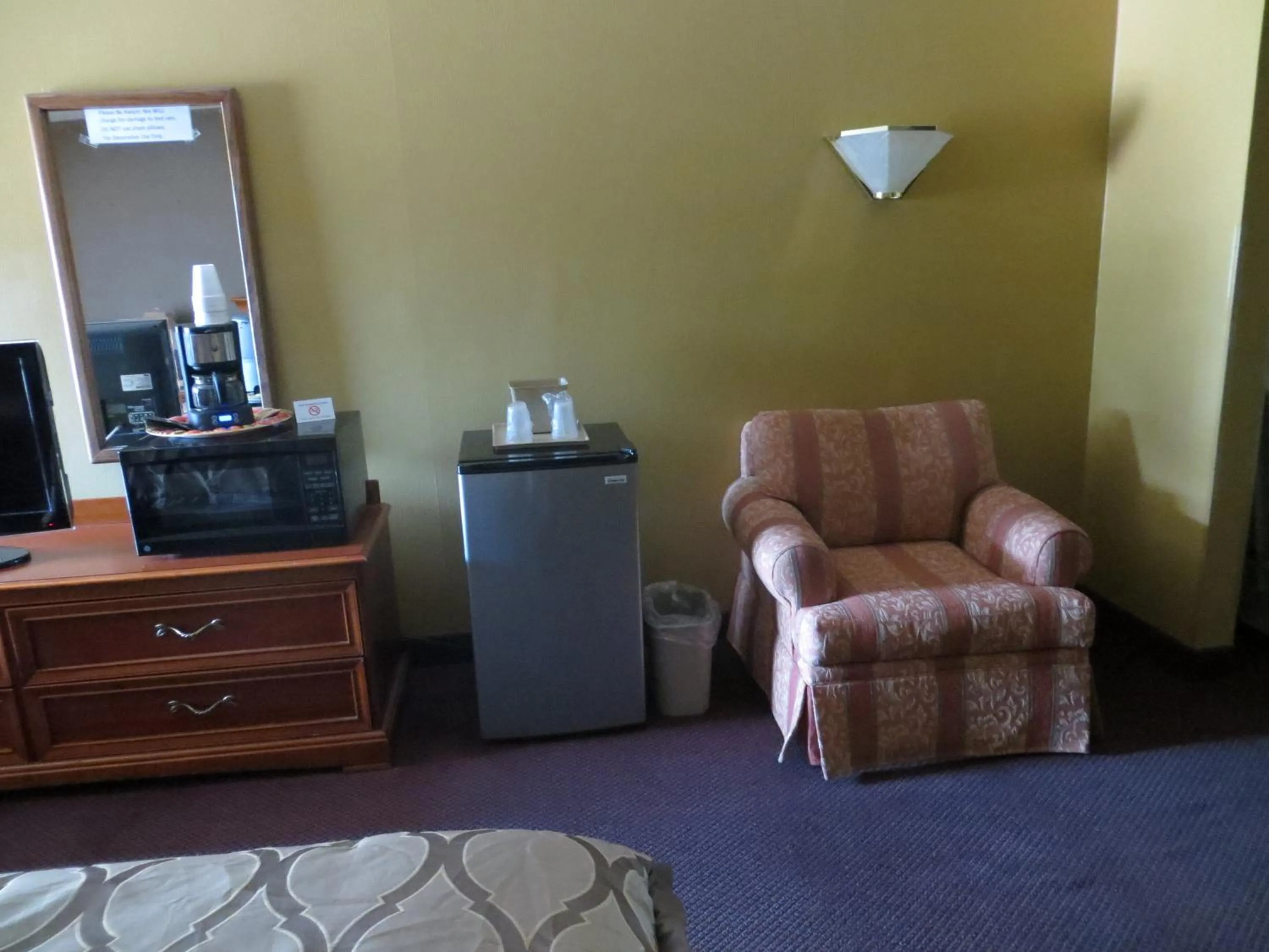 Coffee/tea facilities in Days Inn by Wyndham Colorado Springs/Garden of the Gods