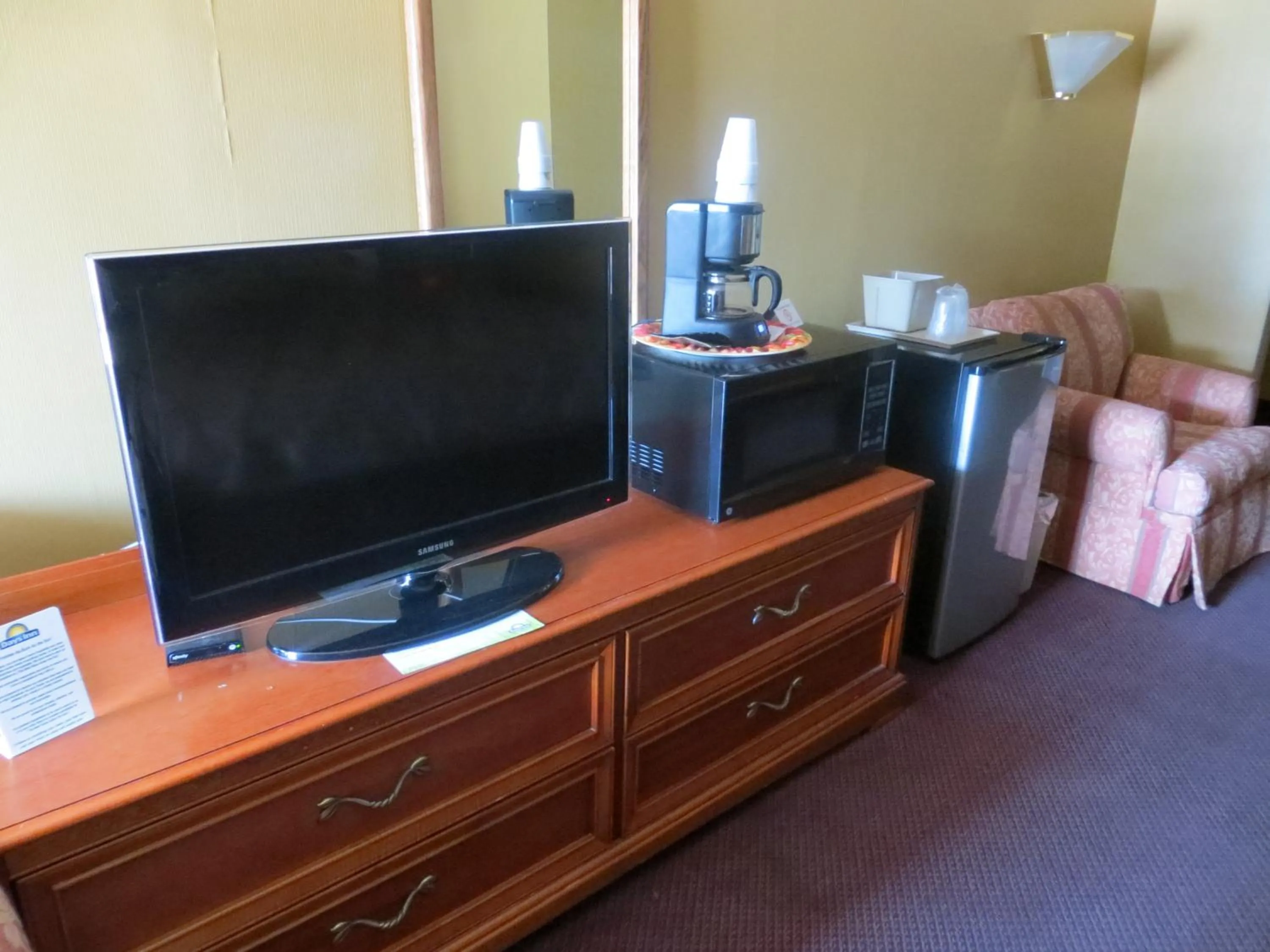 TV and multimedia in Days Inn by Wyndham Colorado Springs/Garden of the Gods