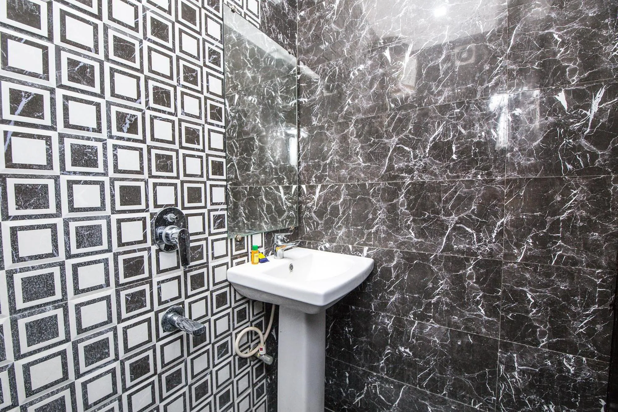 Toilet in FabHotel De Sivalika - 500m from Belur Math