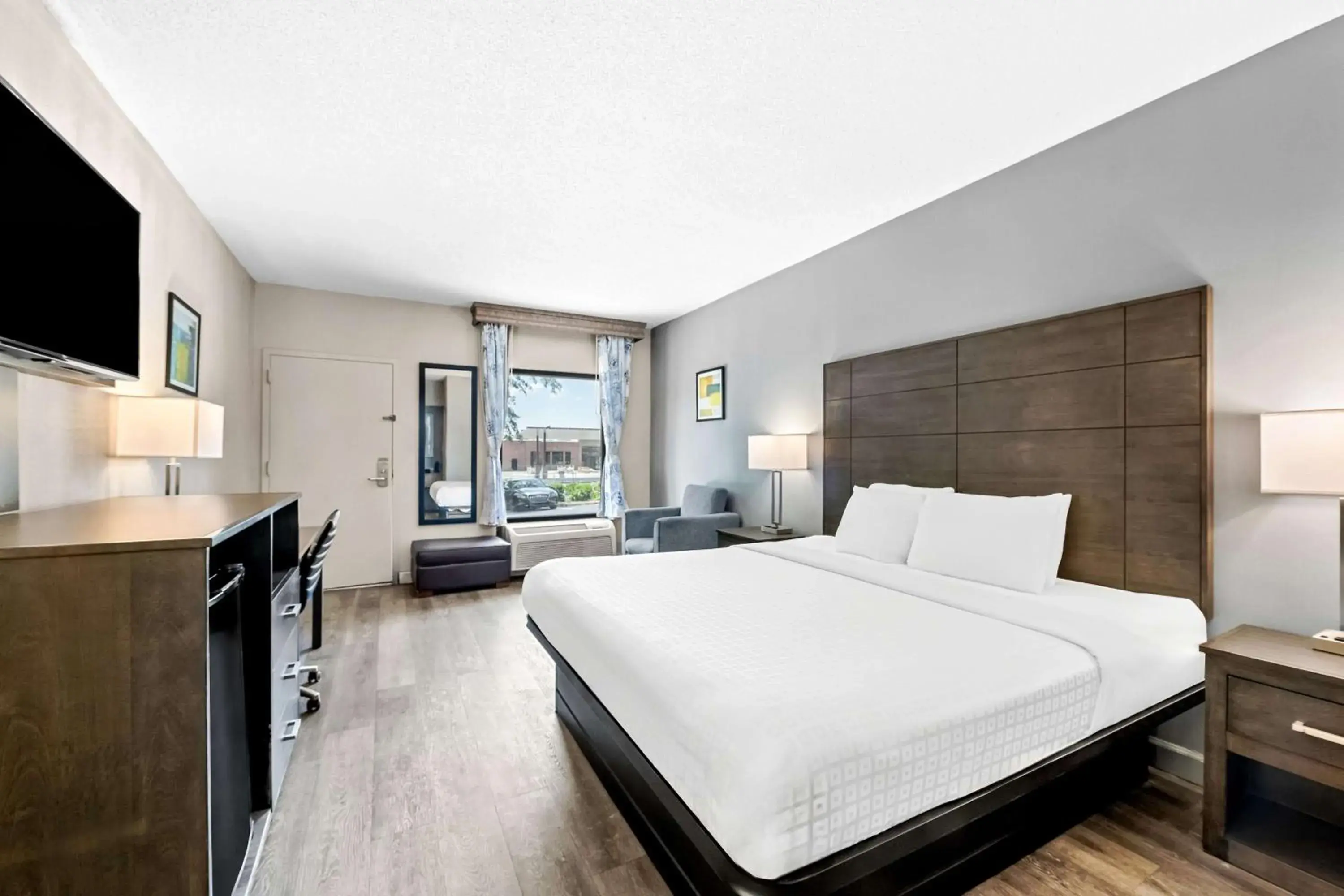 King Room - Pet Friendly/Non-Smoking in SureStay Plus Hotel by Best Western Southern Pines Pinehurst King Room - Pet Friendly/Non-Smoking in SureStay Plus Hotel by Best Western Southern Pines Pinehurst