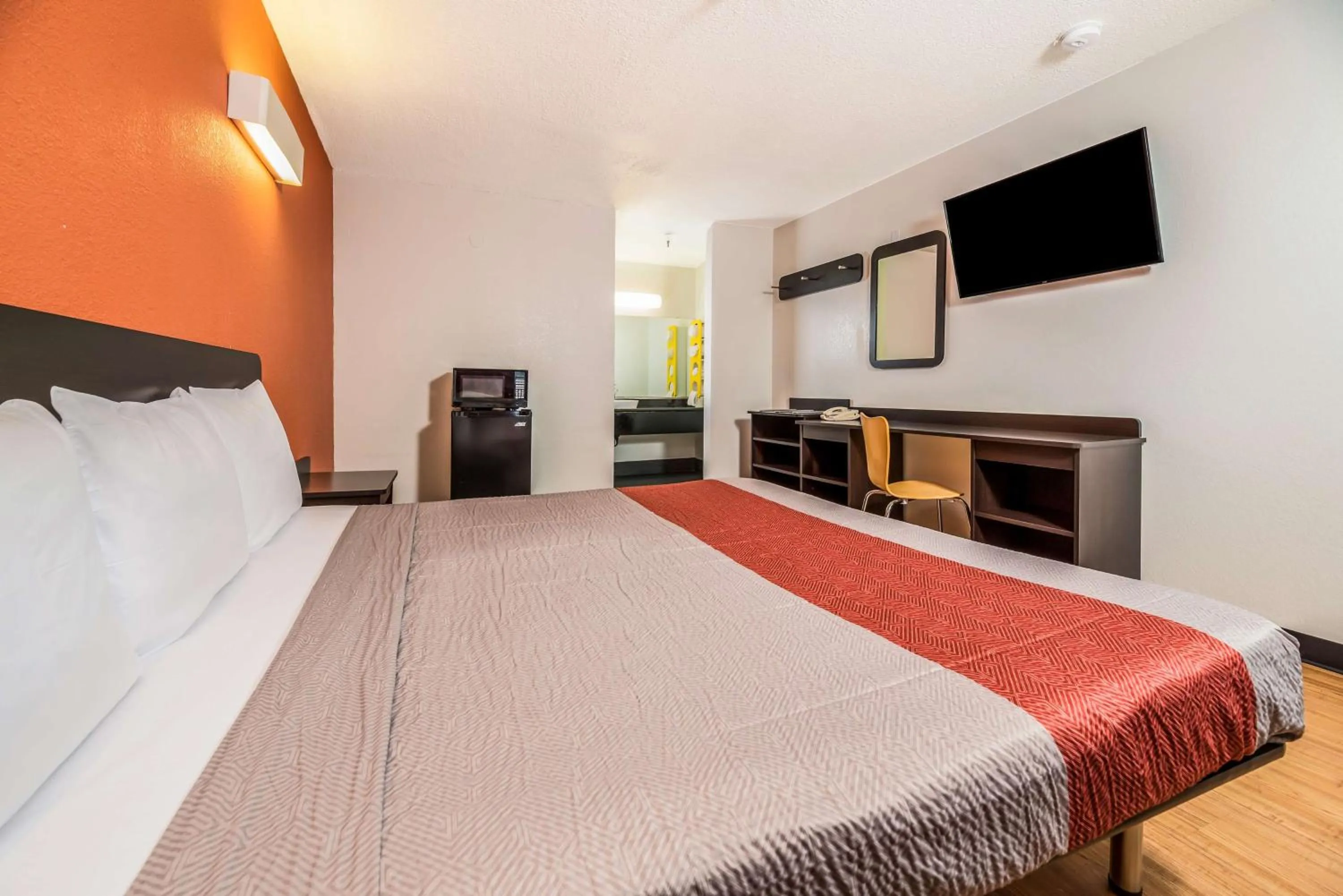 Photo of the whole room, Bed in Motel 6-Westley, CA