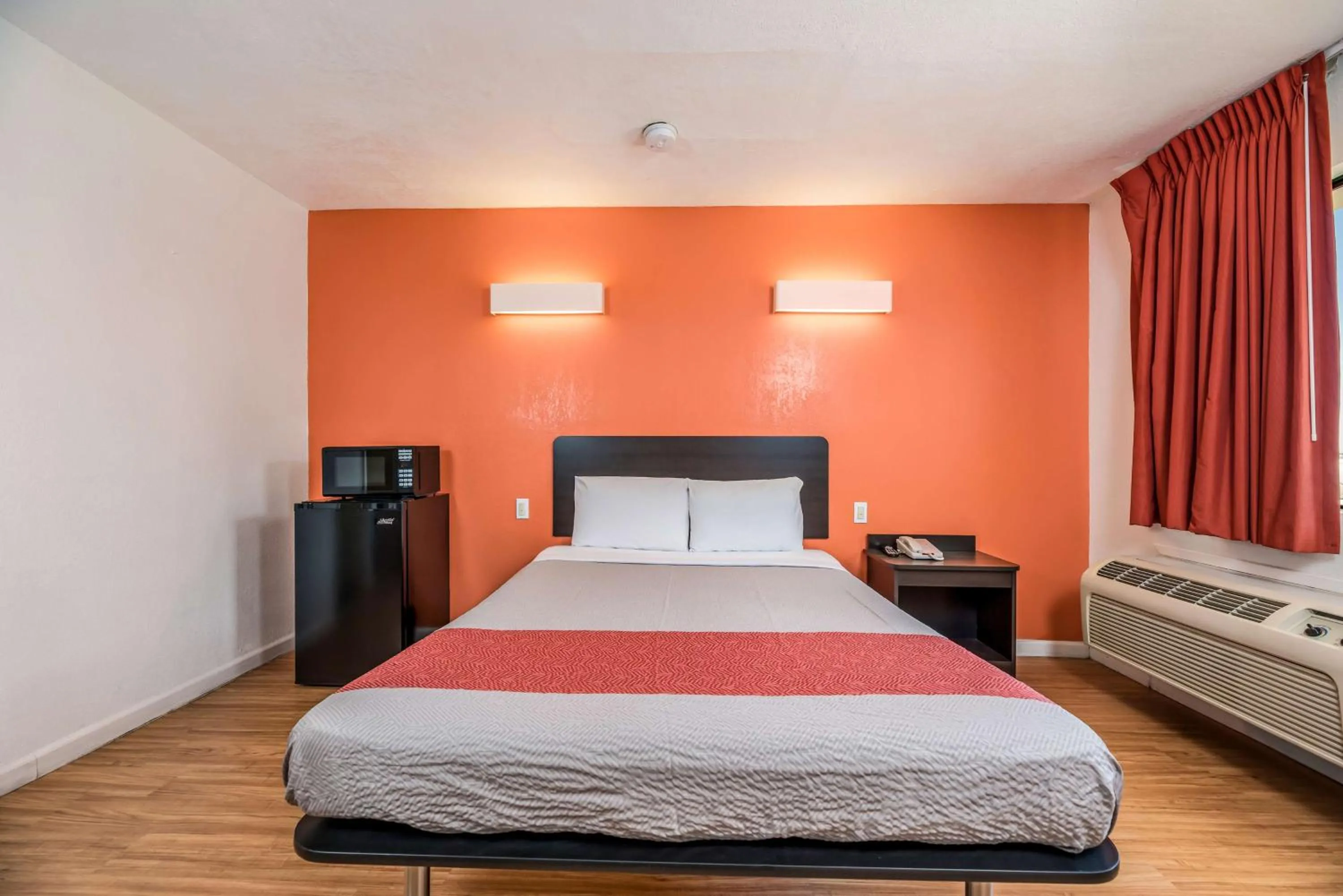 Photo of the whole room, Bed in Motel 6-Westley, CA