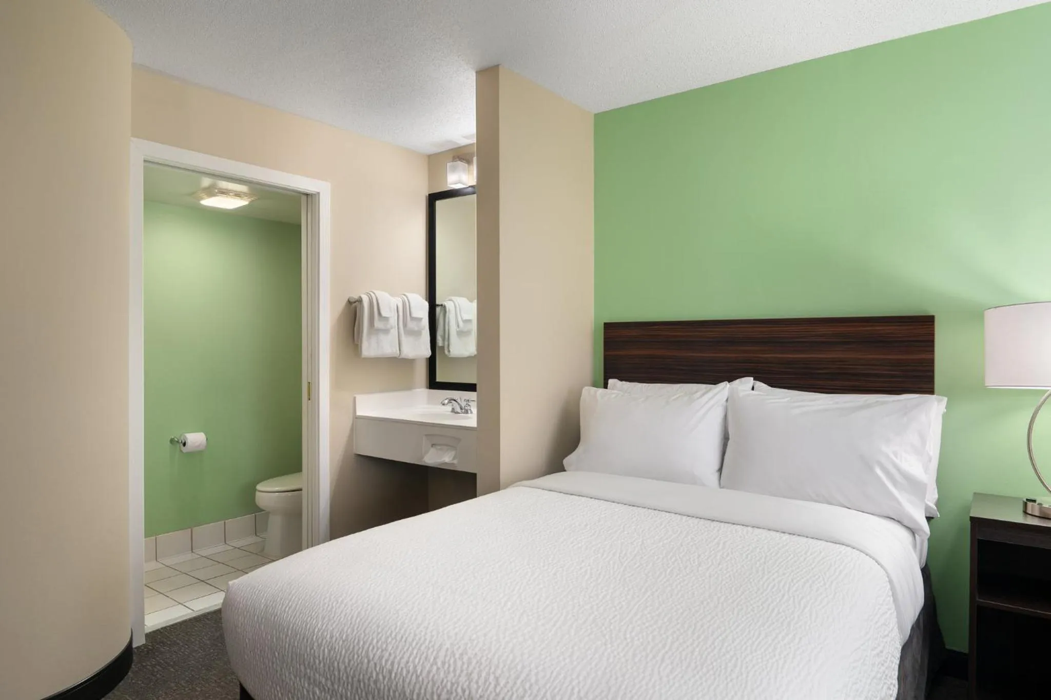 Photo of the whole room, Bed in Garner Hotel Londonderry - Manchester by IHG