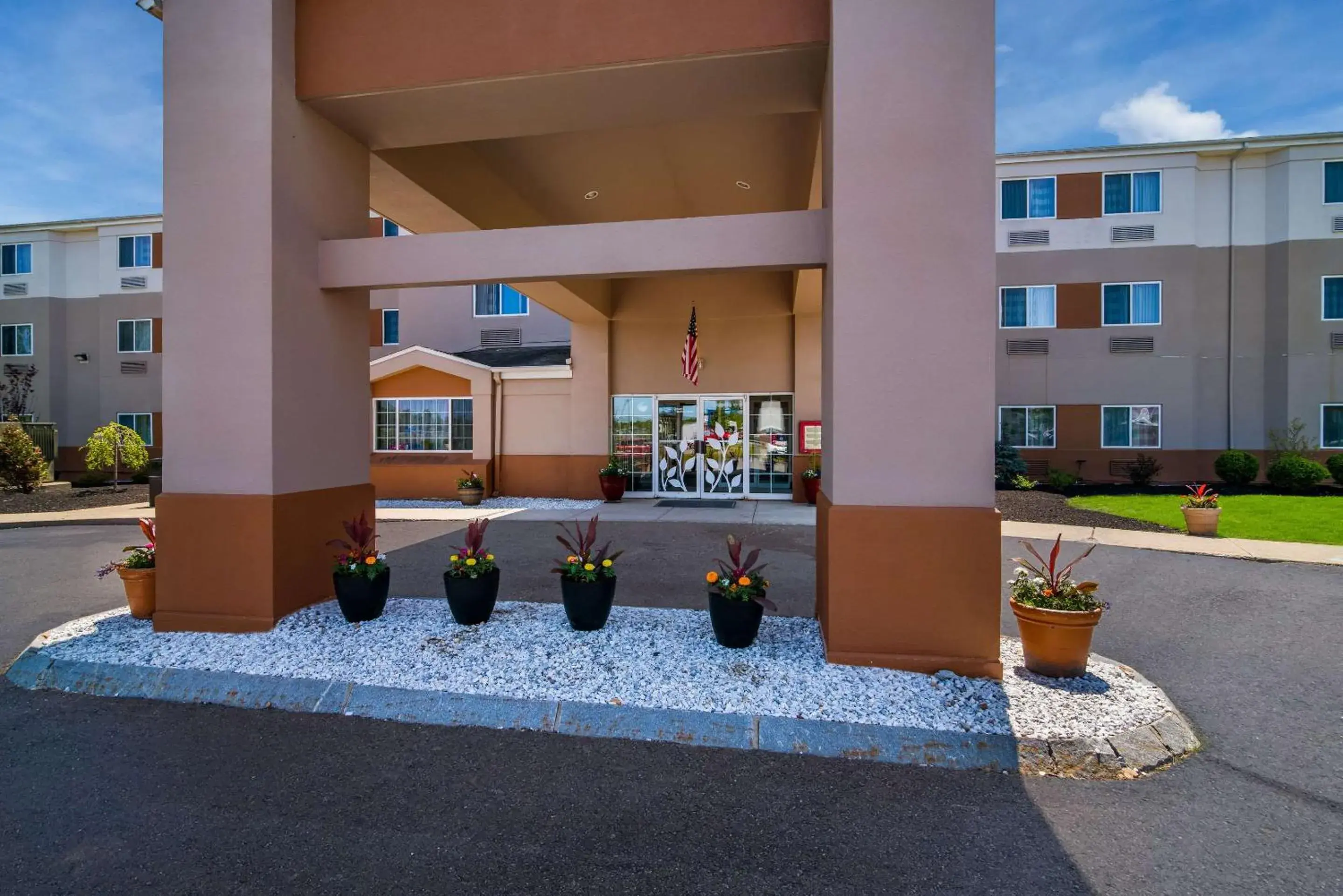 Property building in Garner Hotel Londonderry - Manchester by IHG Property building in Garner Hotel Londonderry - Manchester by IHG