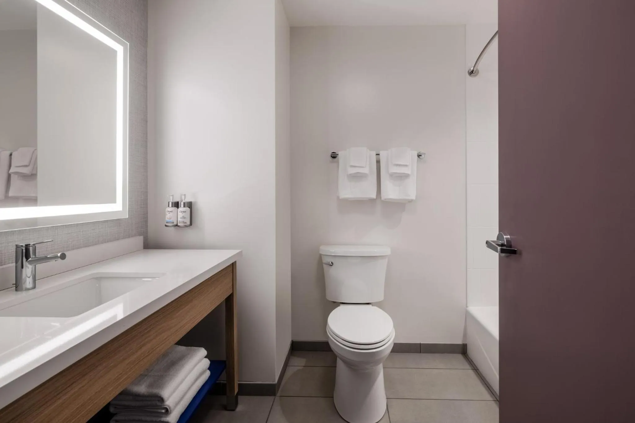 Bathroom in Garner Hotel Londonderry - Manchester by IHG