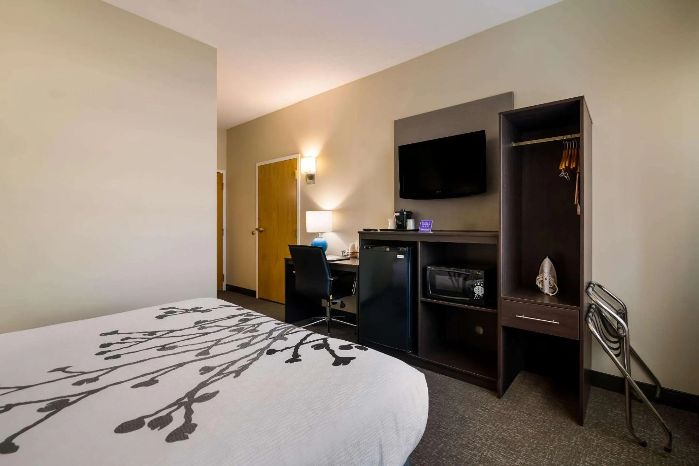 Bedroom, Bed in Garner Hotel Londonderry - Manchester by IHG