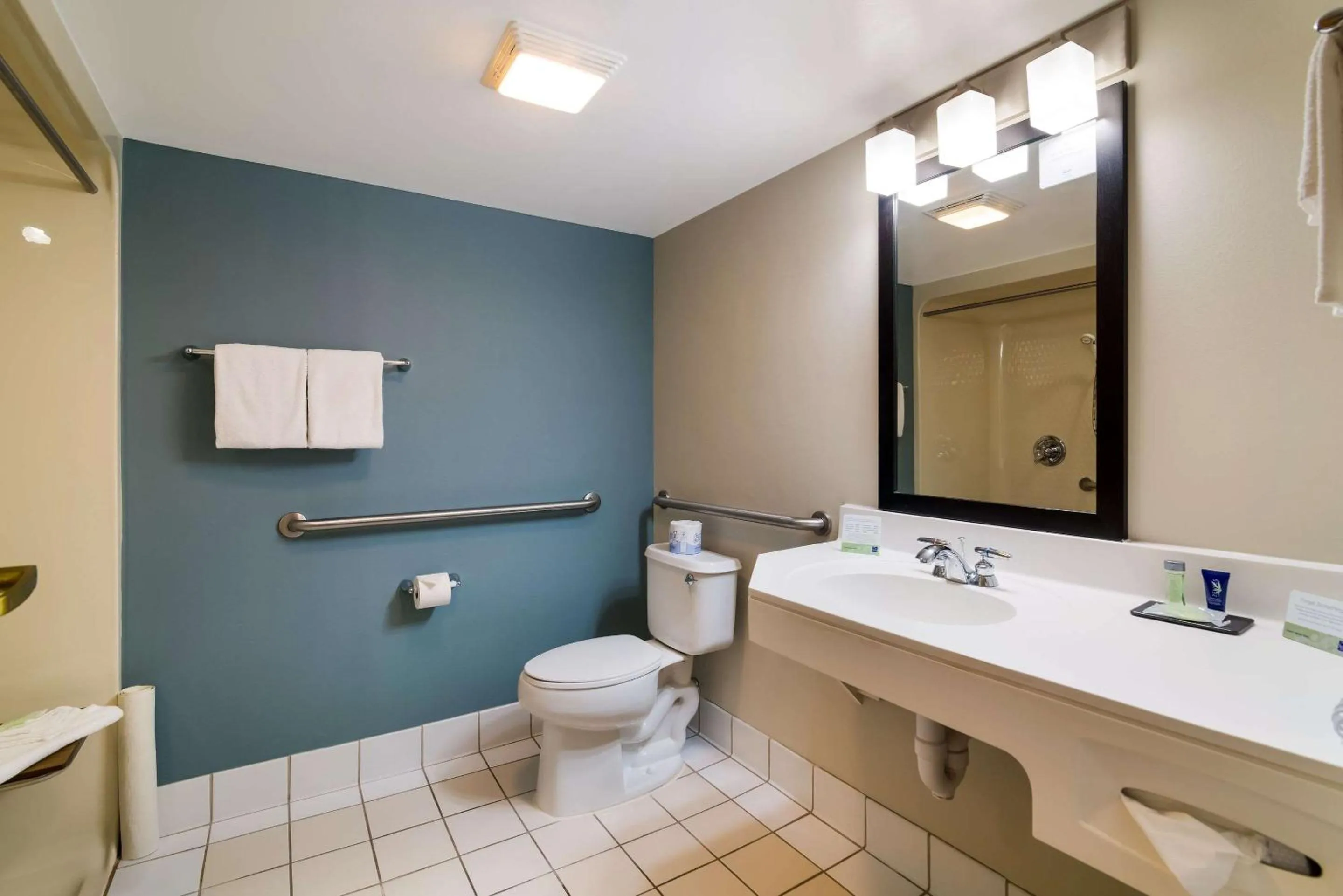 Bedroom in Garner Hotel Londonderry - Manchester by IHG