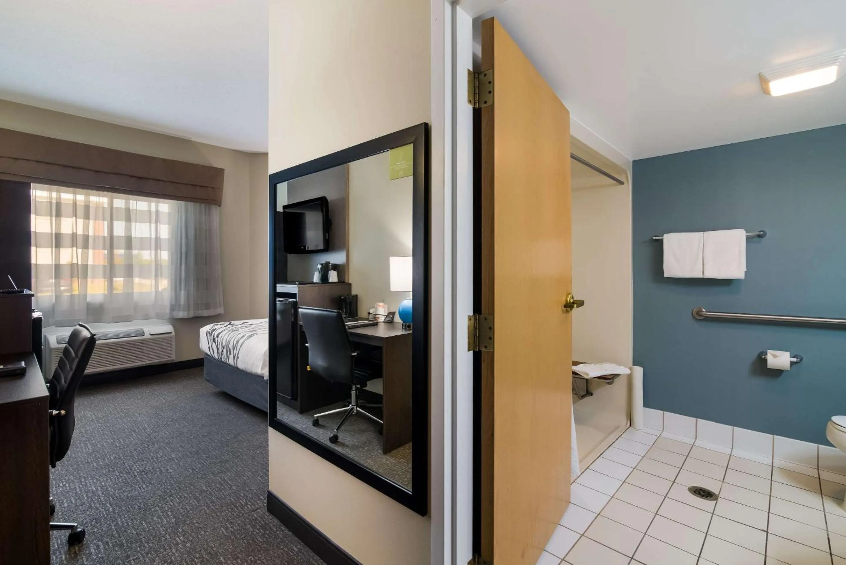 Bedroom, Bed in Garner Hotel Londonderry - Manchester by IHG