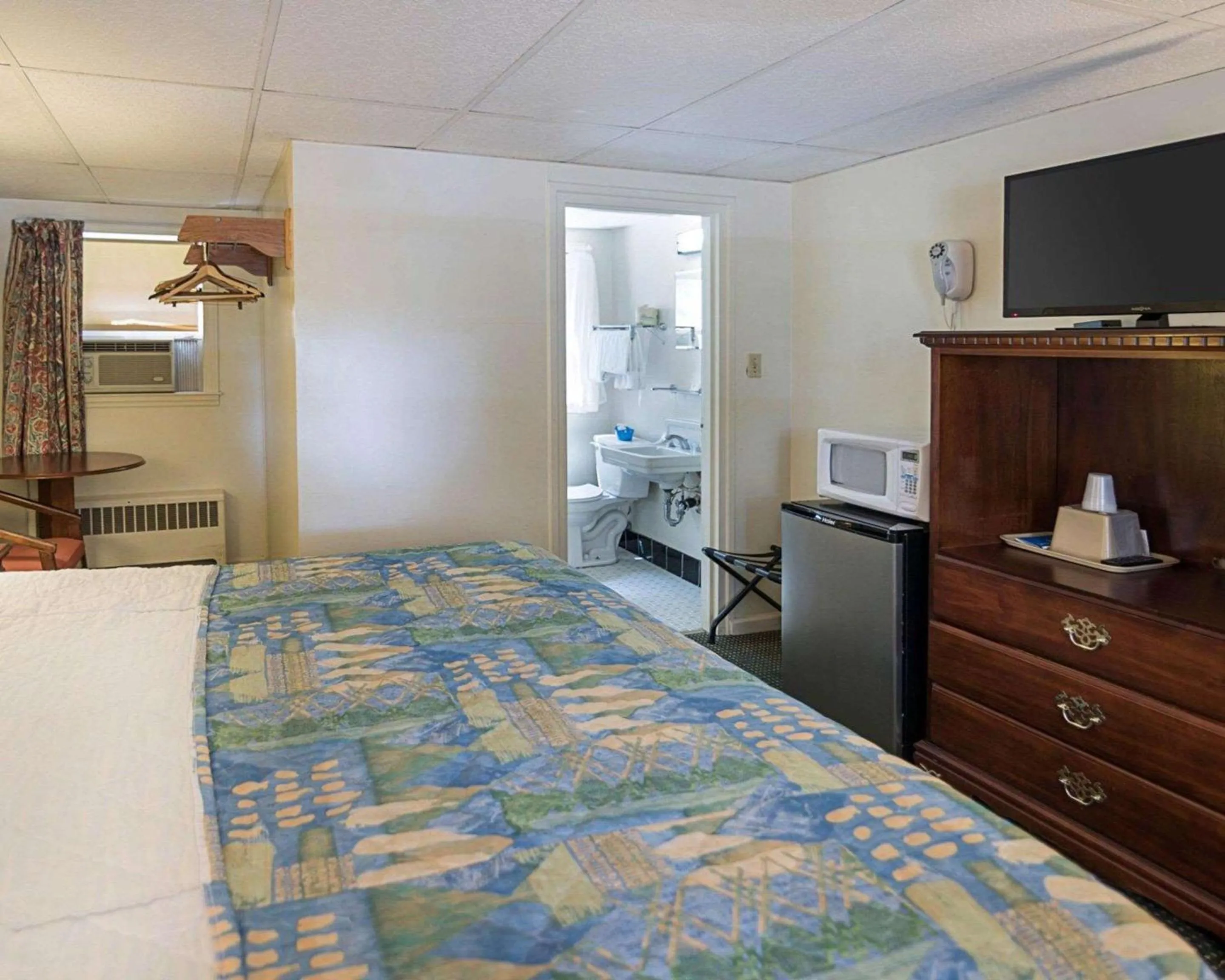 Photo of the whole room, TV/Entertainment Center in Rodeway Inn Westminster