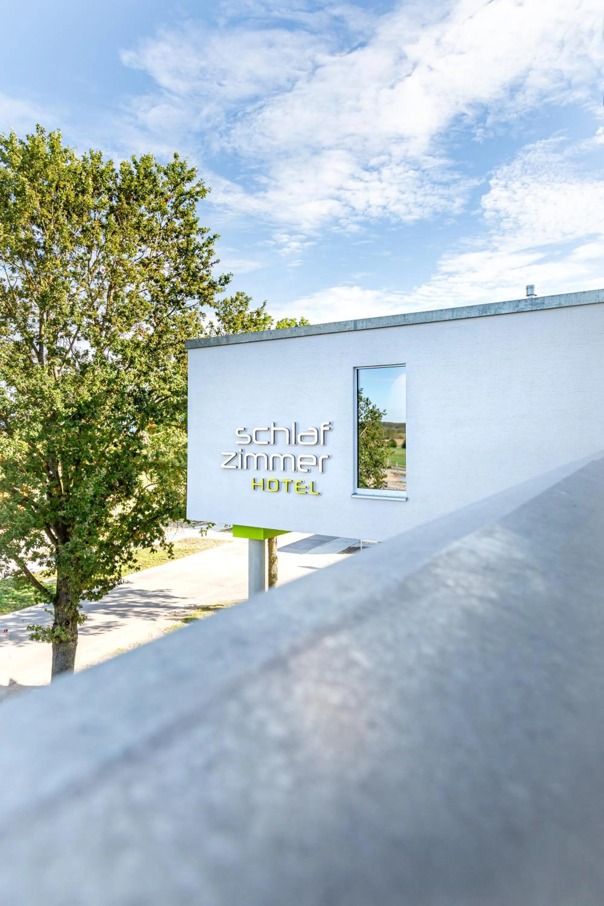 Property building in Schlafzimmer - self Check-in