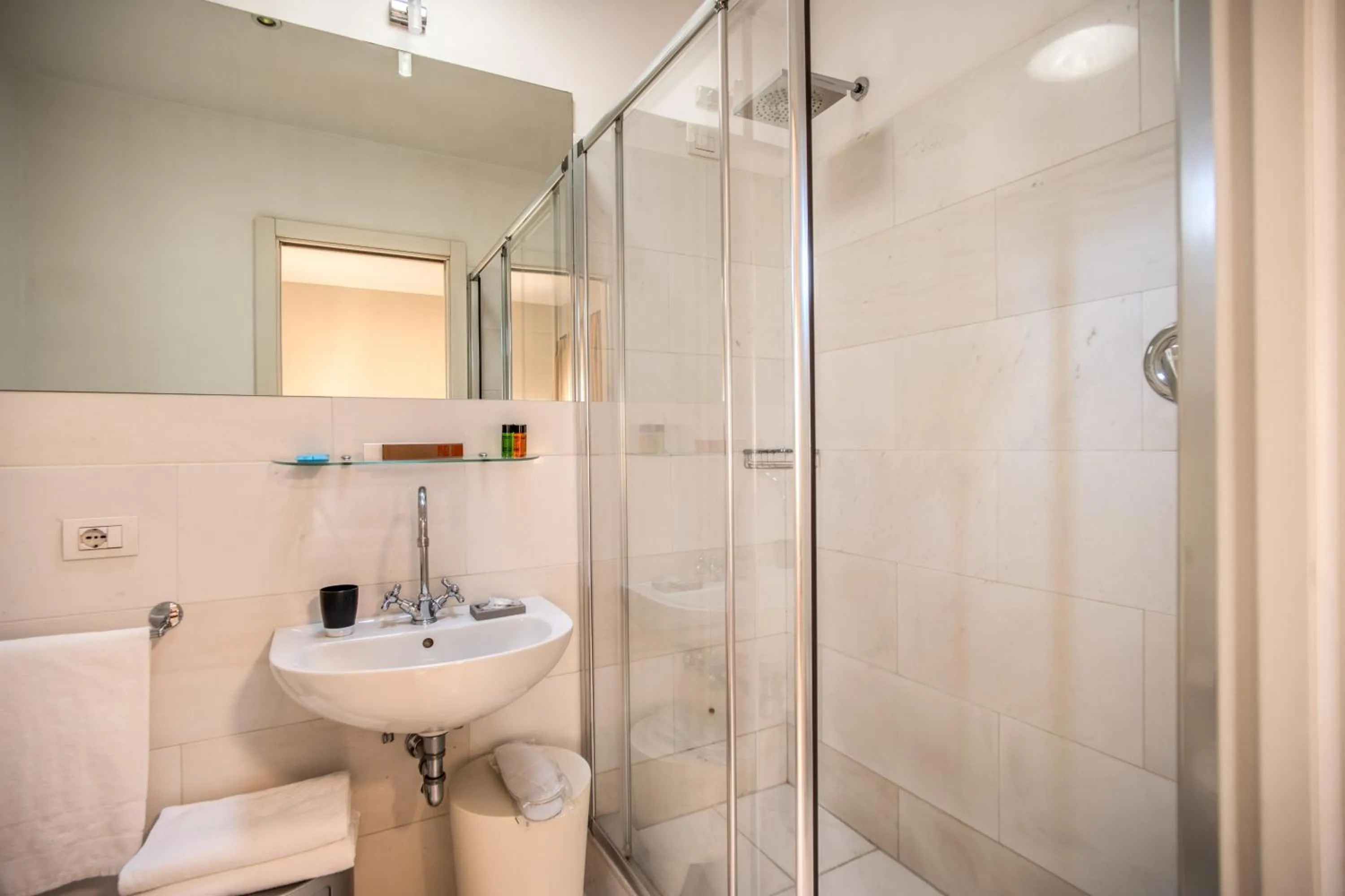 Shower in Gonfalone 6