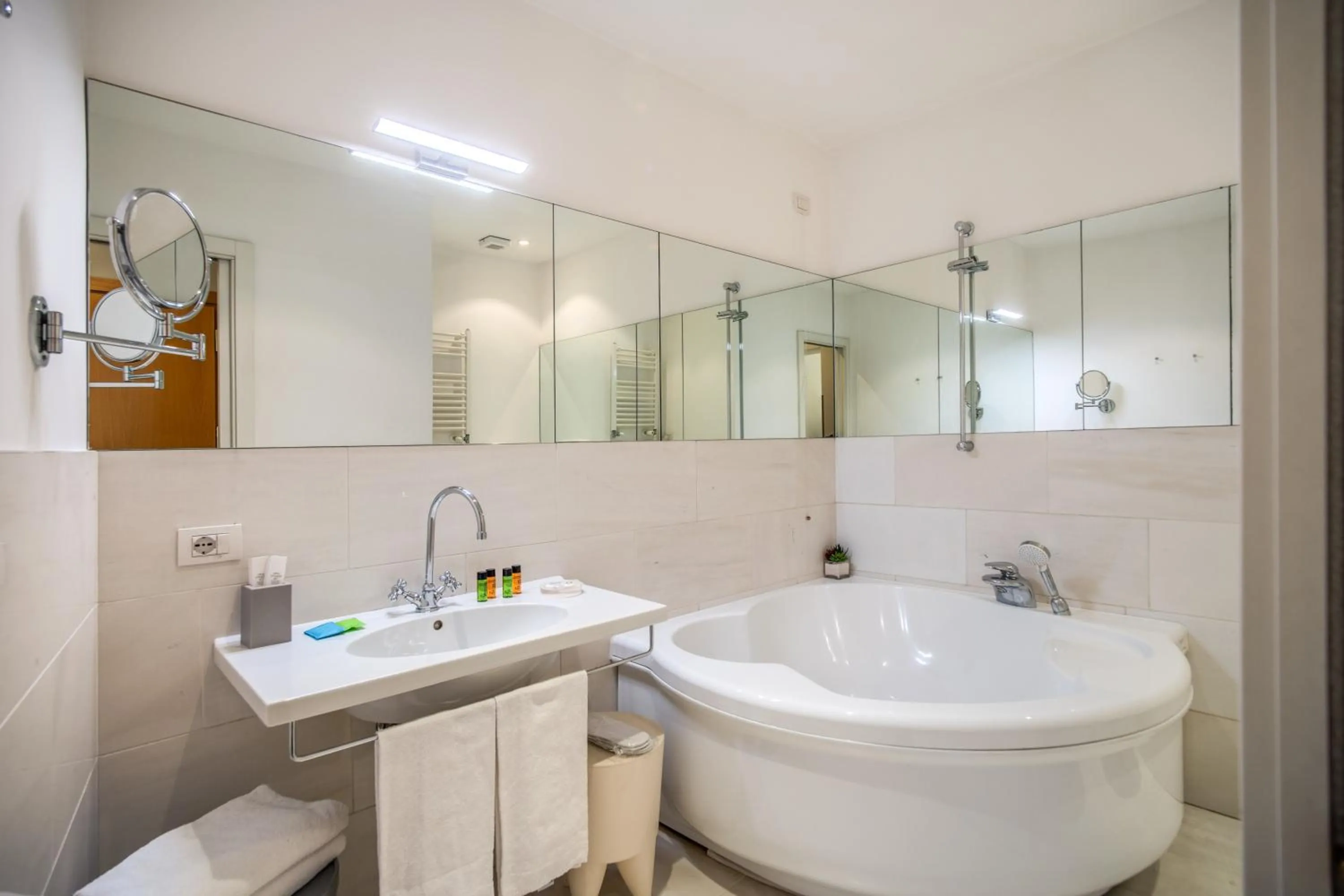 Bathroom in Gonfalone 6