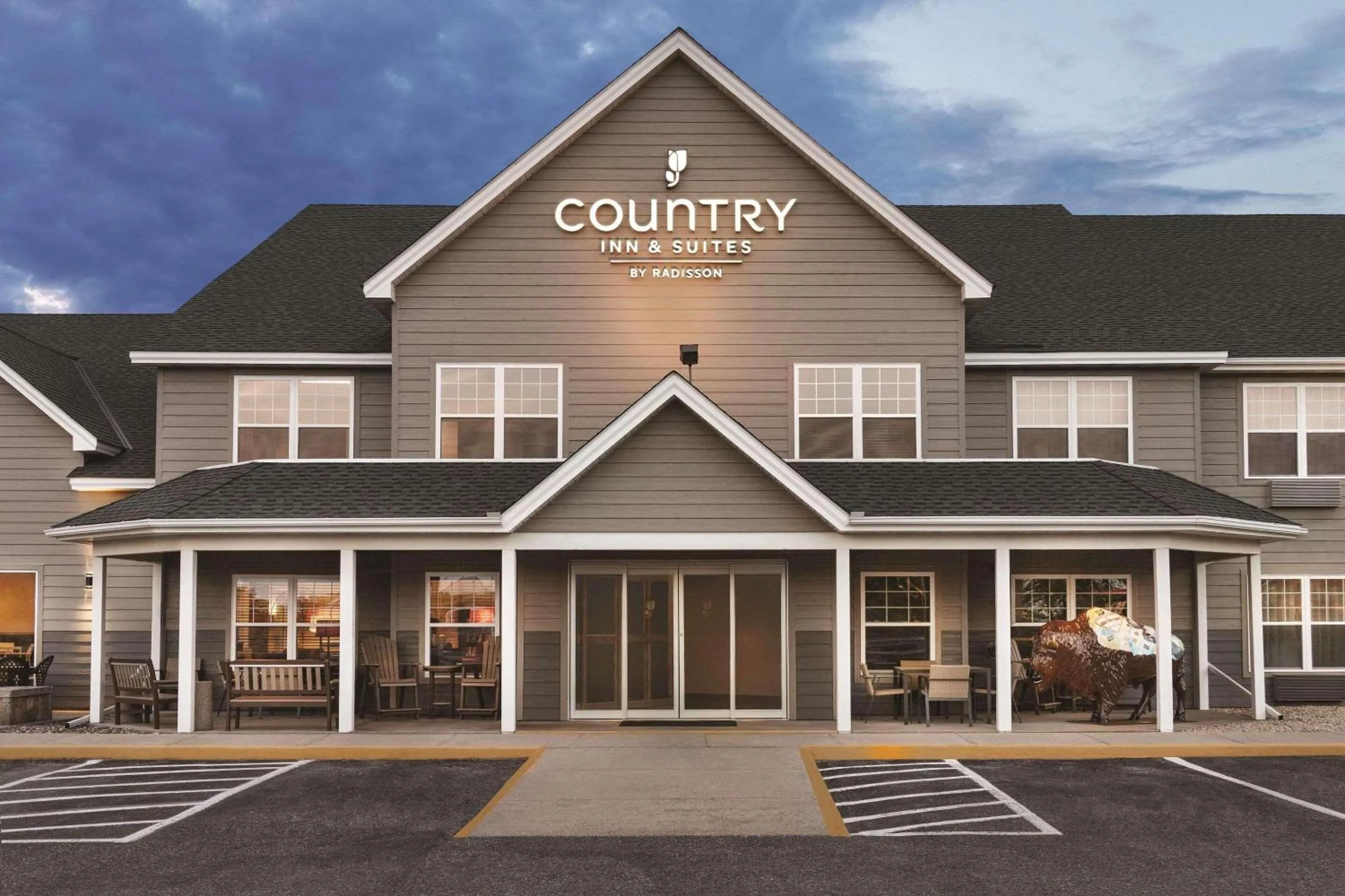 Property building in Country Inn & Suites by Radisson, Buffalo, MN