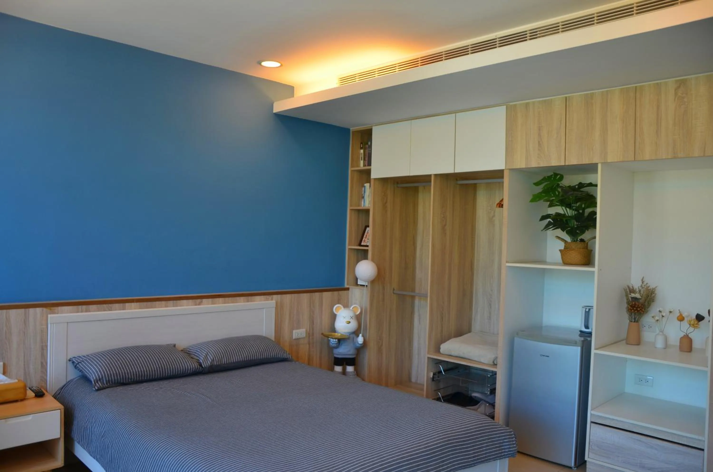 wardrobe, Bed in Blowing in the wind Homestay