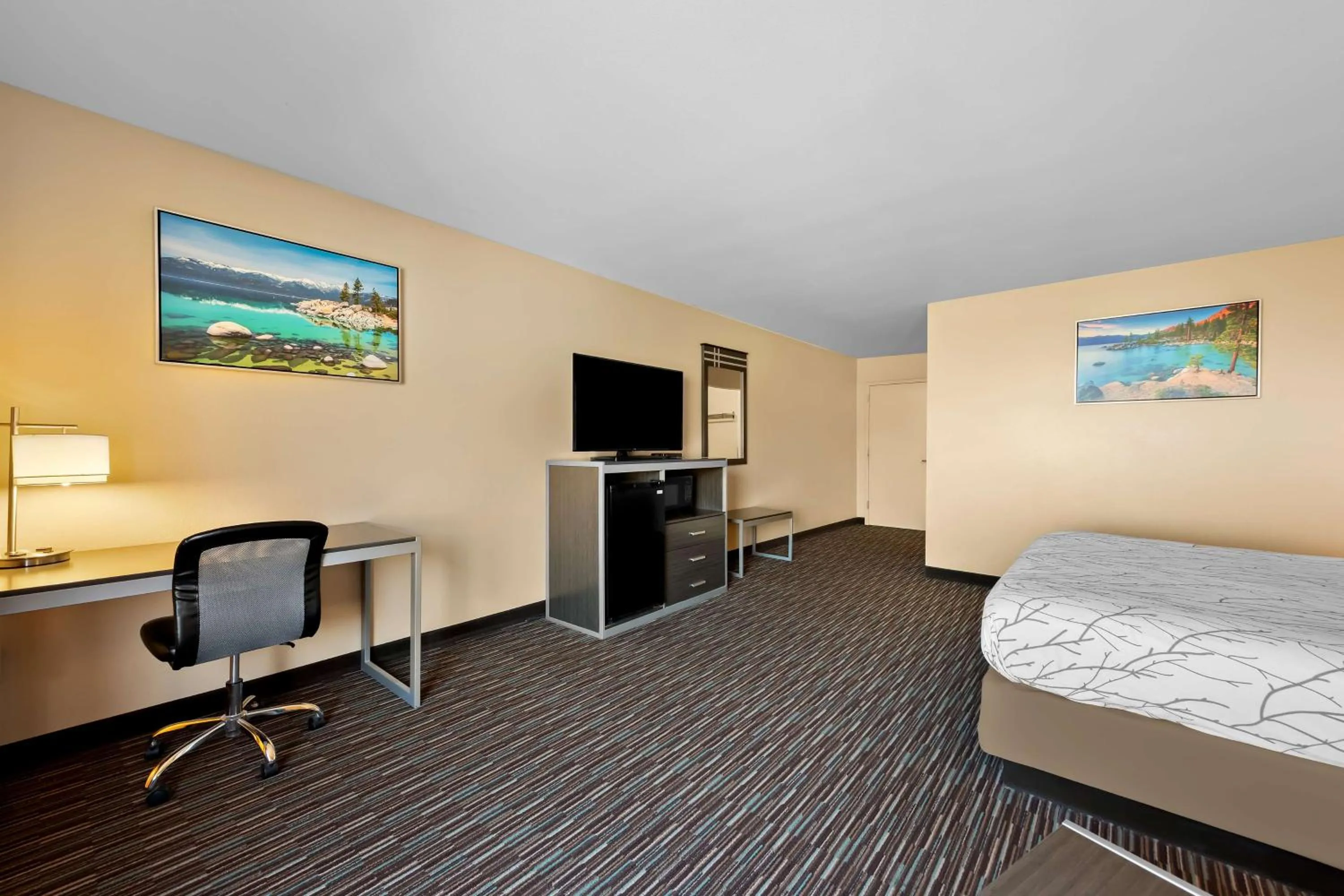 Bedroom, Bed in Best Western Topaz Lake Inn