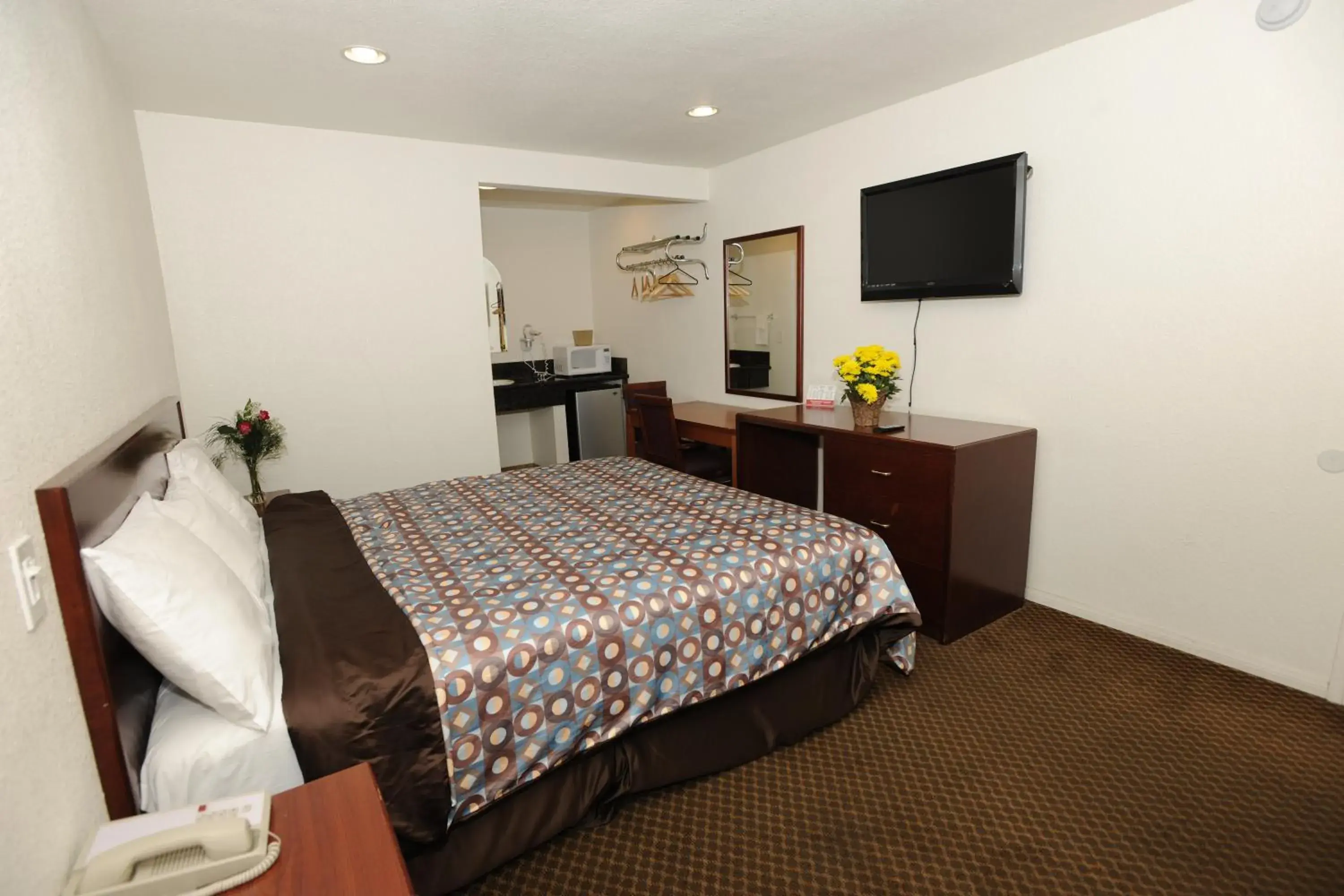 Queen Room - Non-Smoking in Victoria Motel Queen Room - Non-Smoking in Victoria Motel