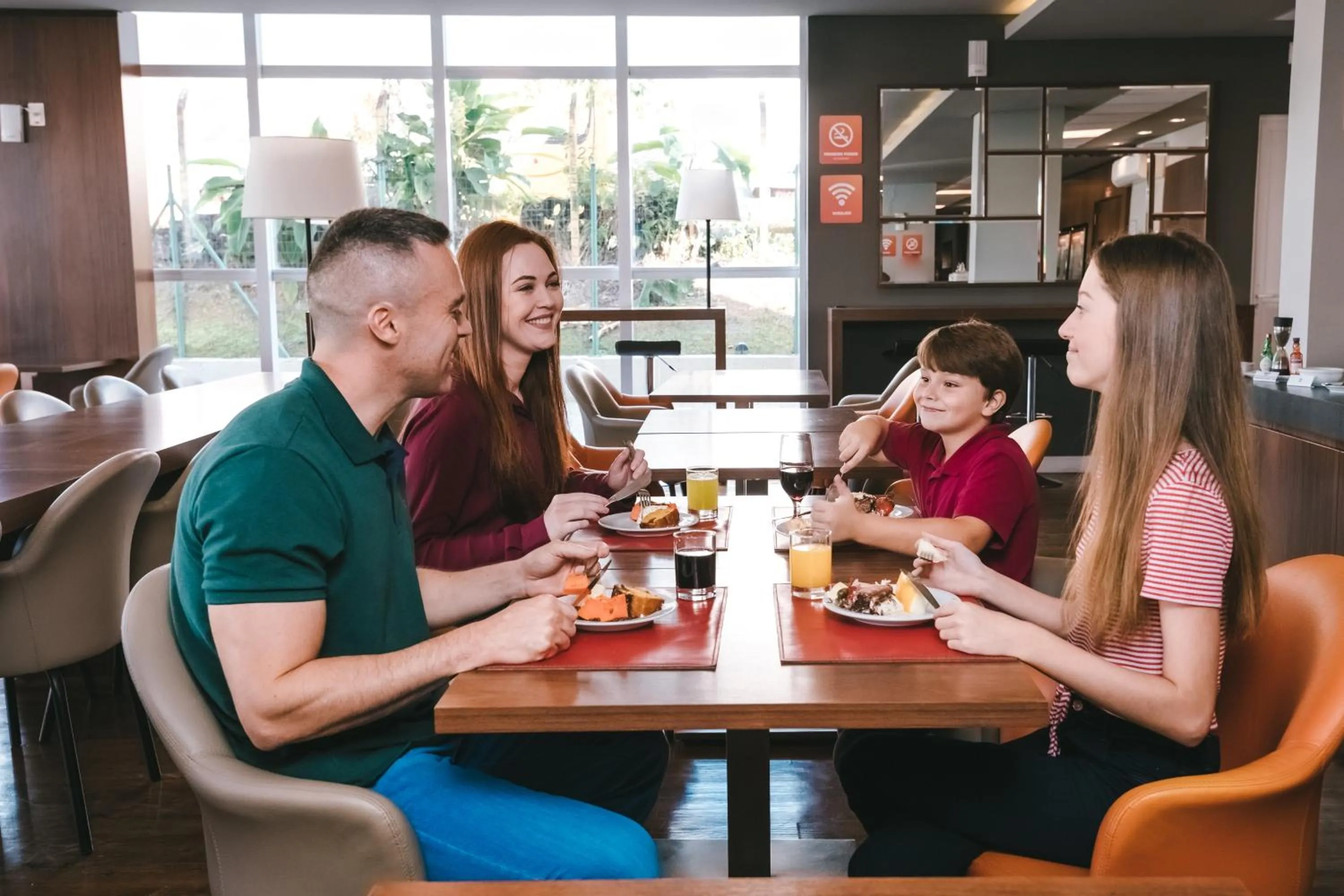 People in Hotel 10 São Leopoldo